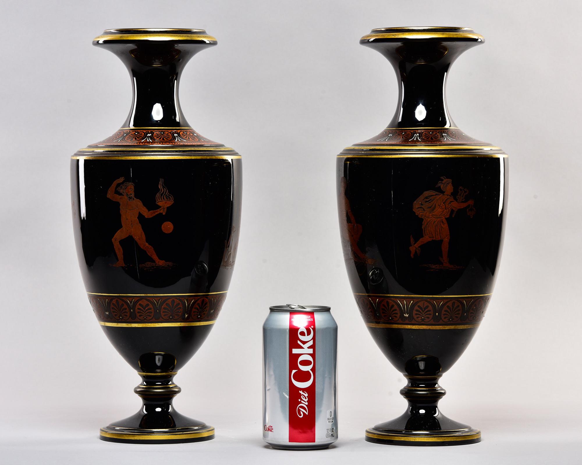 Paar neoklassizistische Vasen aus schwarzem Porzellan des späten 19. Jahrhunderts im Angebot 1