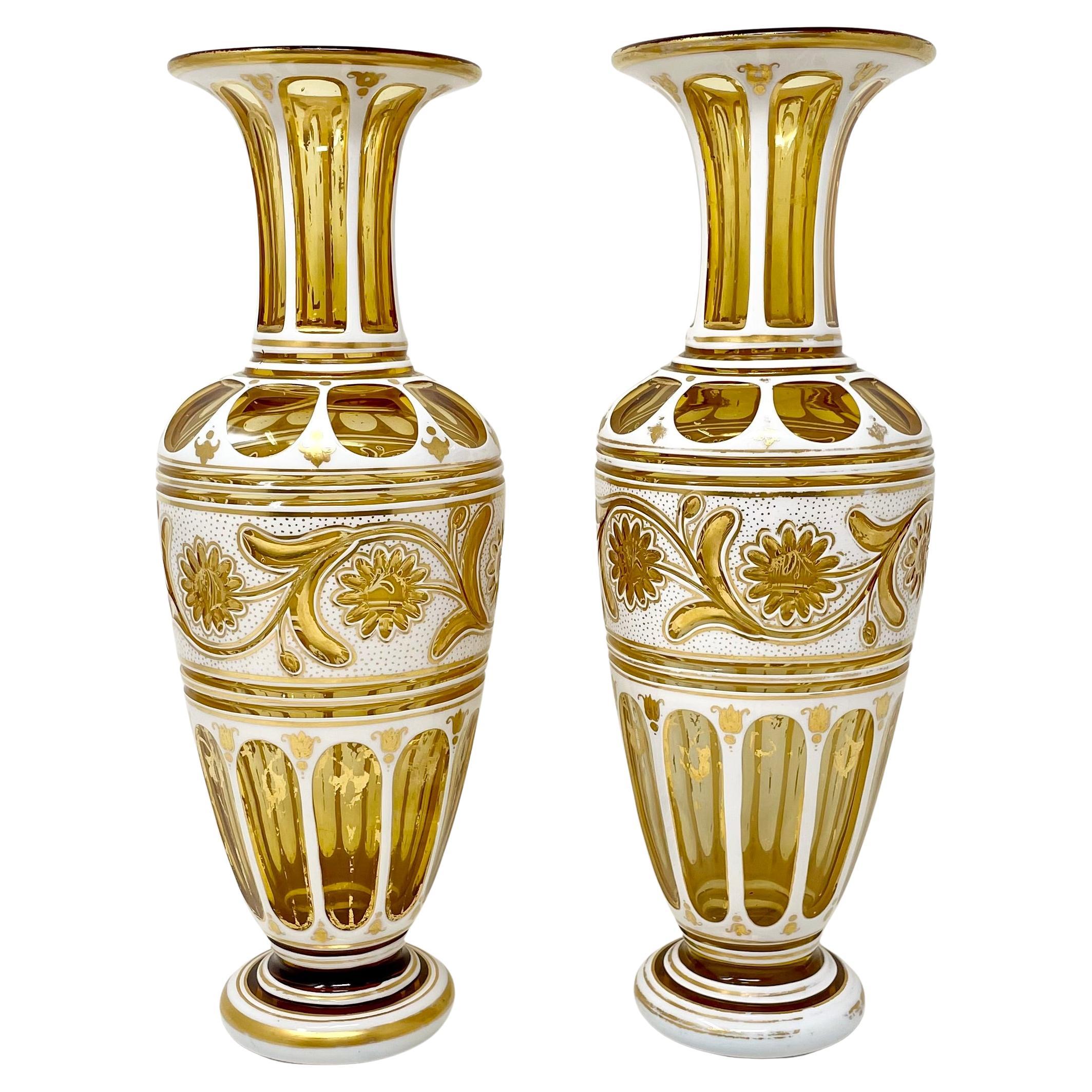 Paire de vases en verre de Bohème de la fin du 19e siècle, de couleur ambre doré, taillé dans la masse, avec de jolis détails en feuilles d'or et de blanc. 