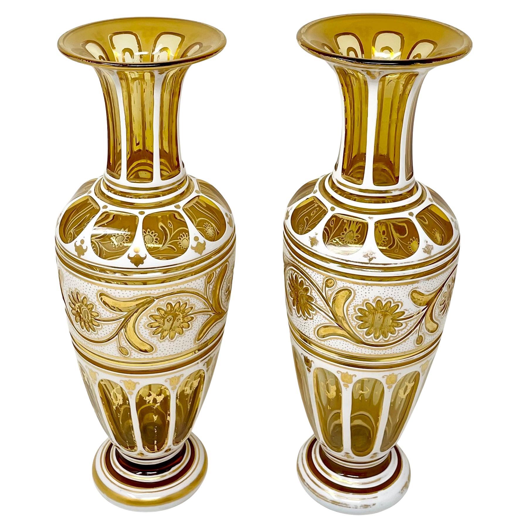 Tchèque Paire de vases en verre de Bohème de la fin du 19e siècle, en forme d'ambre doré, taillé et transparent. en vente