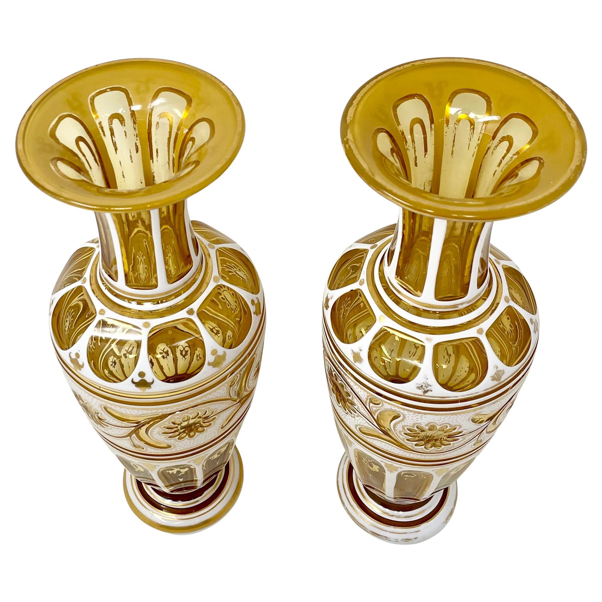 Paire de vases en verre de Bohème de la fin du 19e siècle, en forme d'ambre doré, taillé et transparent. Bon état - En vente à New Orleans, LA
