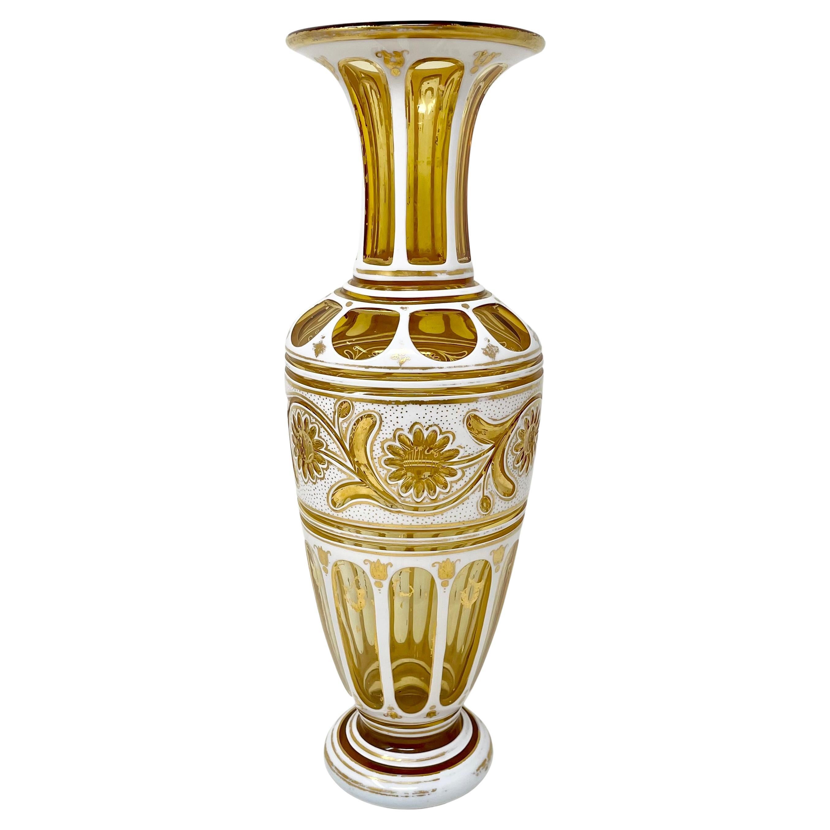 XIXe siècle Paire de vases en verre de Bohème de la fin du 19e siècle, en forme d'ambre doré, taillé et transparent. en vente