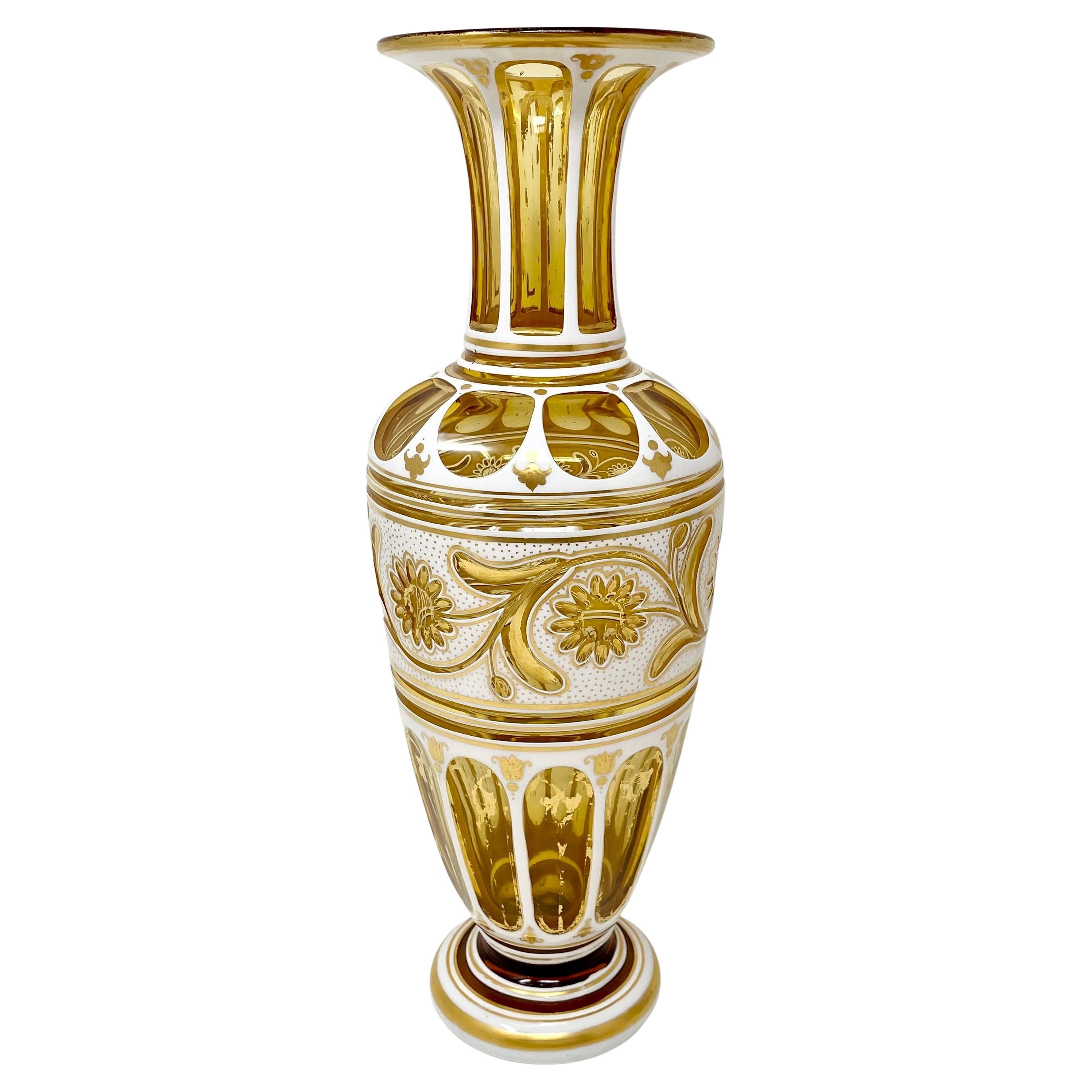 Verre Paire de vases en verre de Bohème de la fin du 19e siècle, en forme d'ambre doré, taillé et transparent. en vente