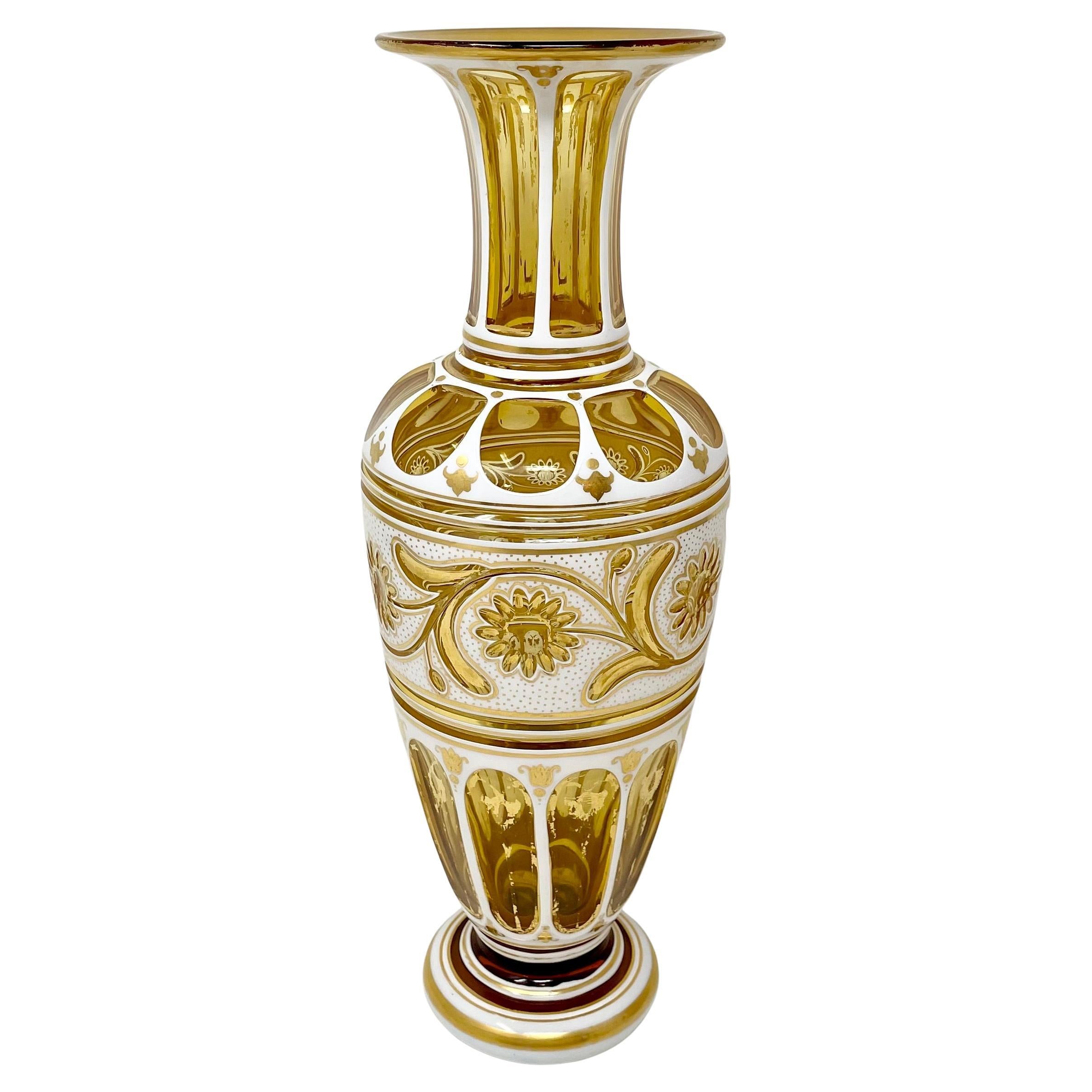 Paire de vases en verre de Bohème de la fin du 19e siècle, en forme d'ambre doré, taillé et transparent. en vente 1
