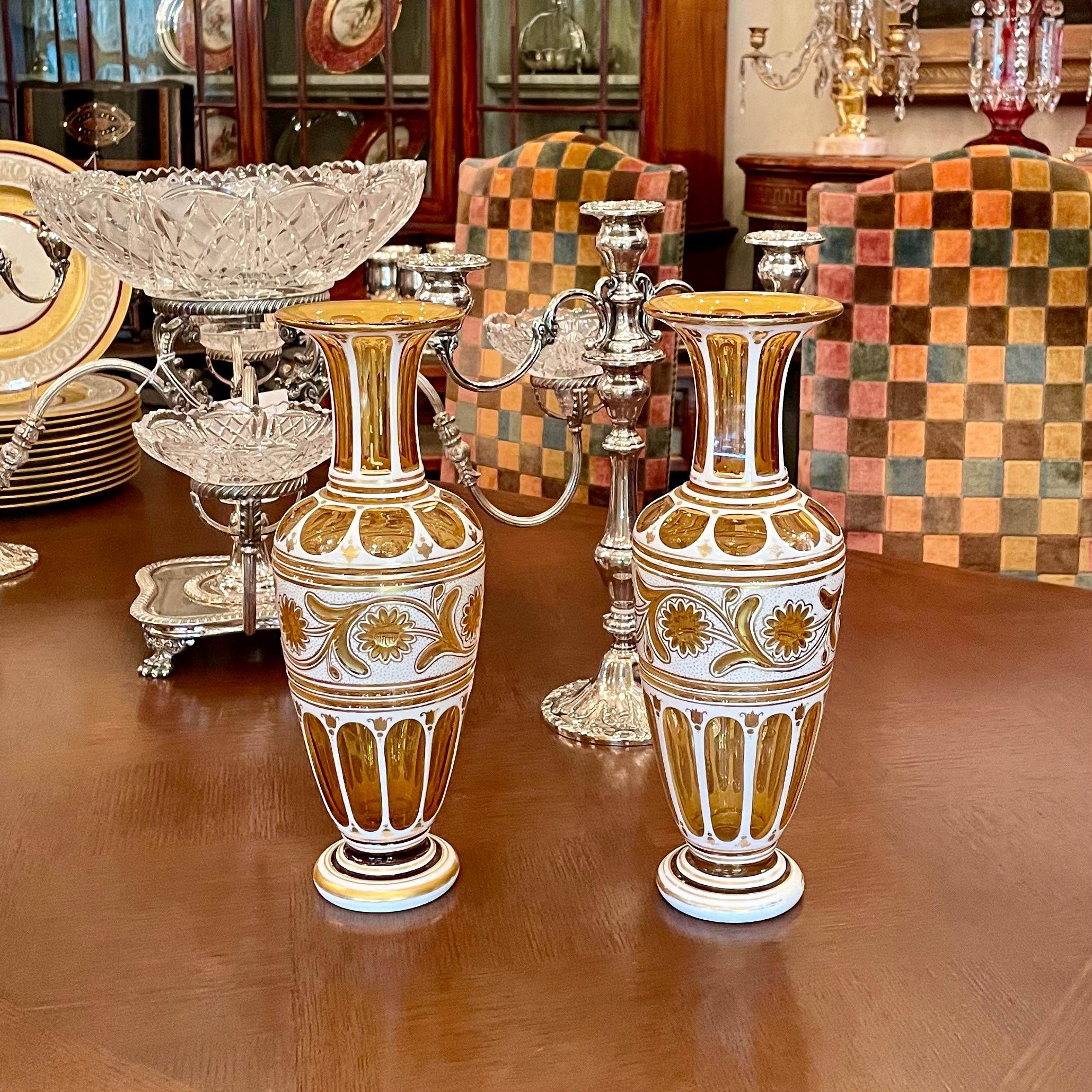 Paire de vases en verre de Bohème de la fin du 19e siècle, en forme d'ambre doré, taillé et transparent. en vente 2