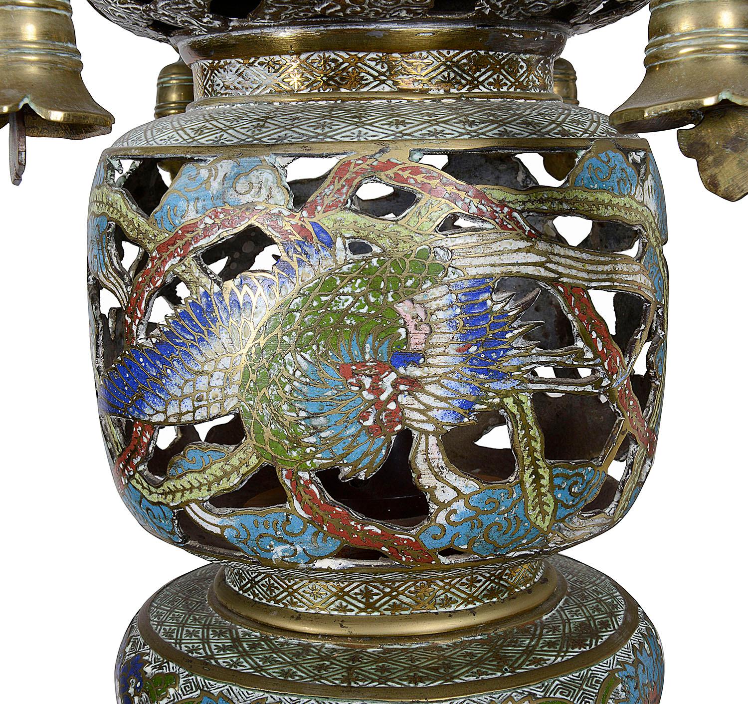 20ième siècle Paire de lanternes de jardin japonaises en bronze et émail, datant d'environ 1900 en vente