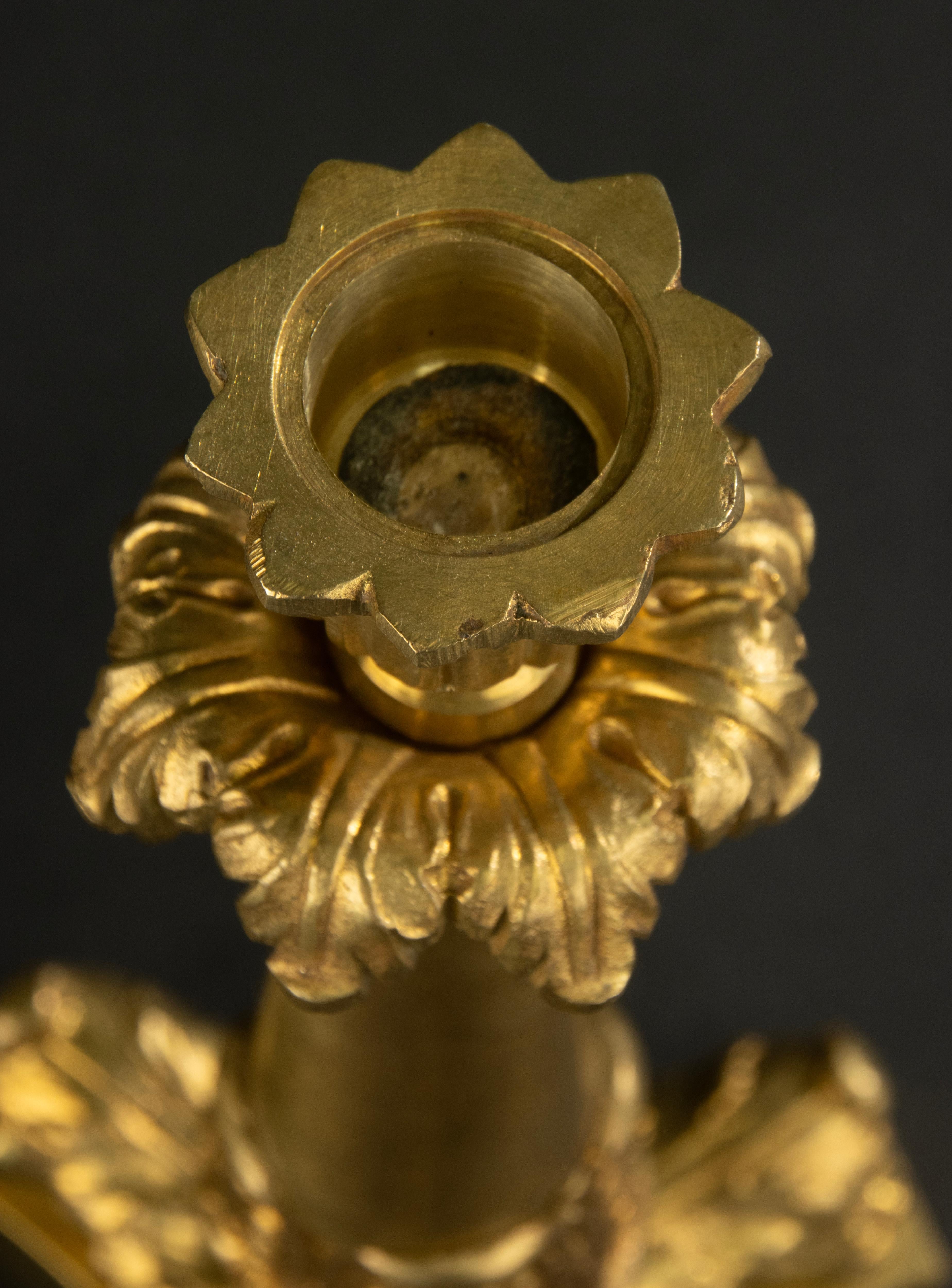 Pareja de Candeleros de Finales del Siglo XIX - Estilo Imperio Francés - Bronce dorado Ormolu en venta 7