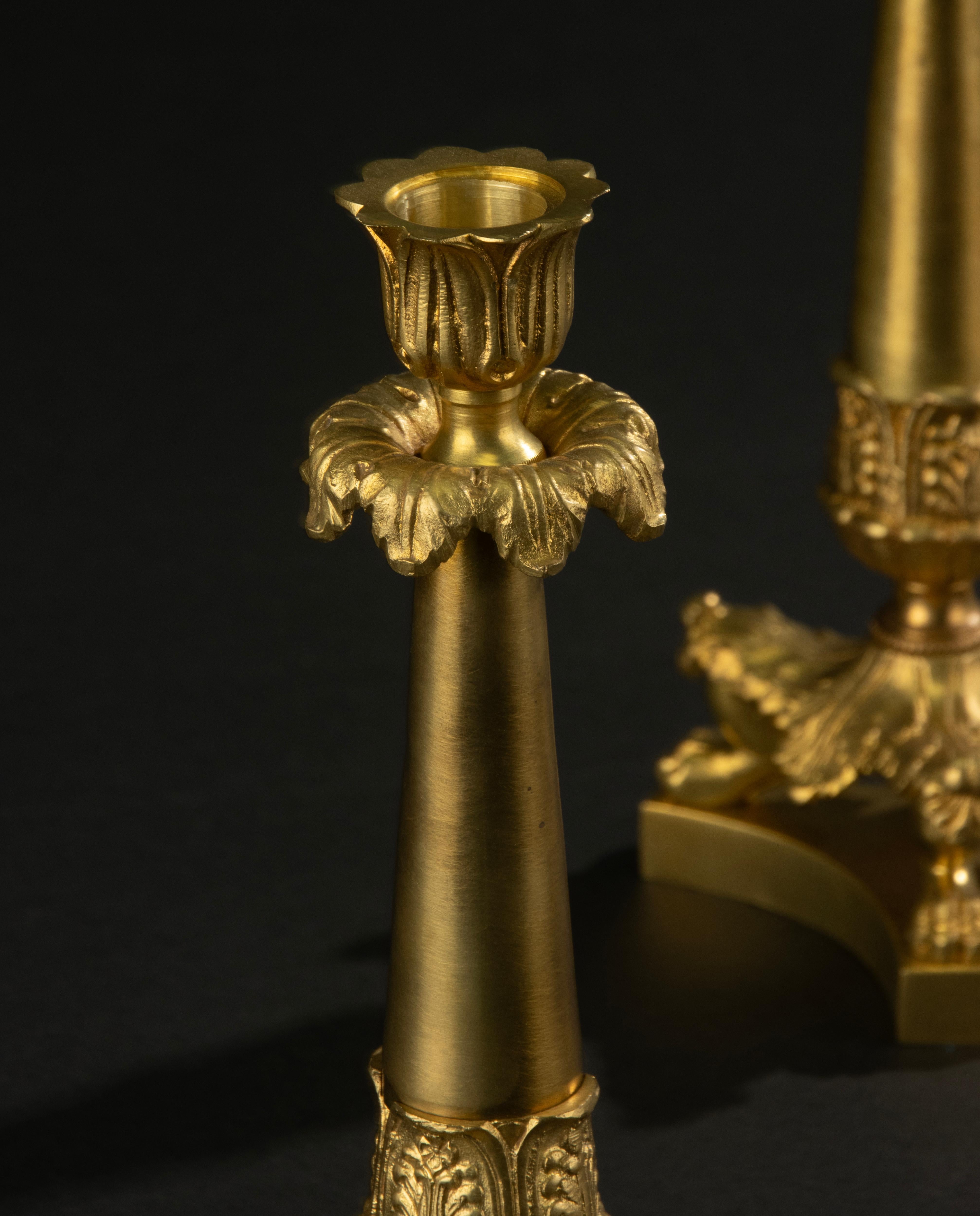 Pareja de Candeleros de Finales del Siglo XIX - Estilo Imperio Francés - Bronce dorado Ormolu en venta 8