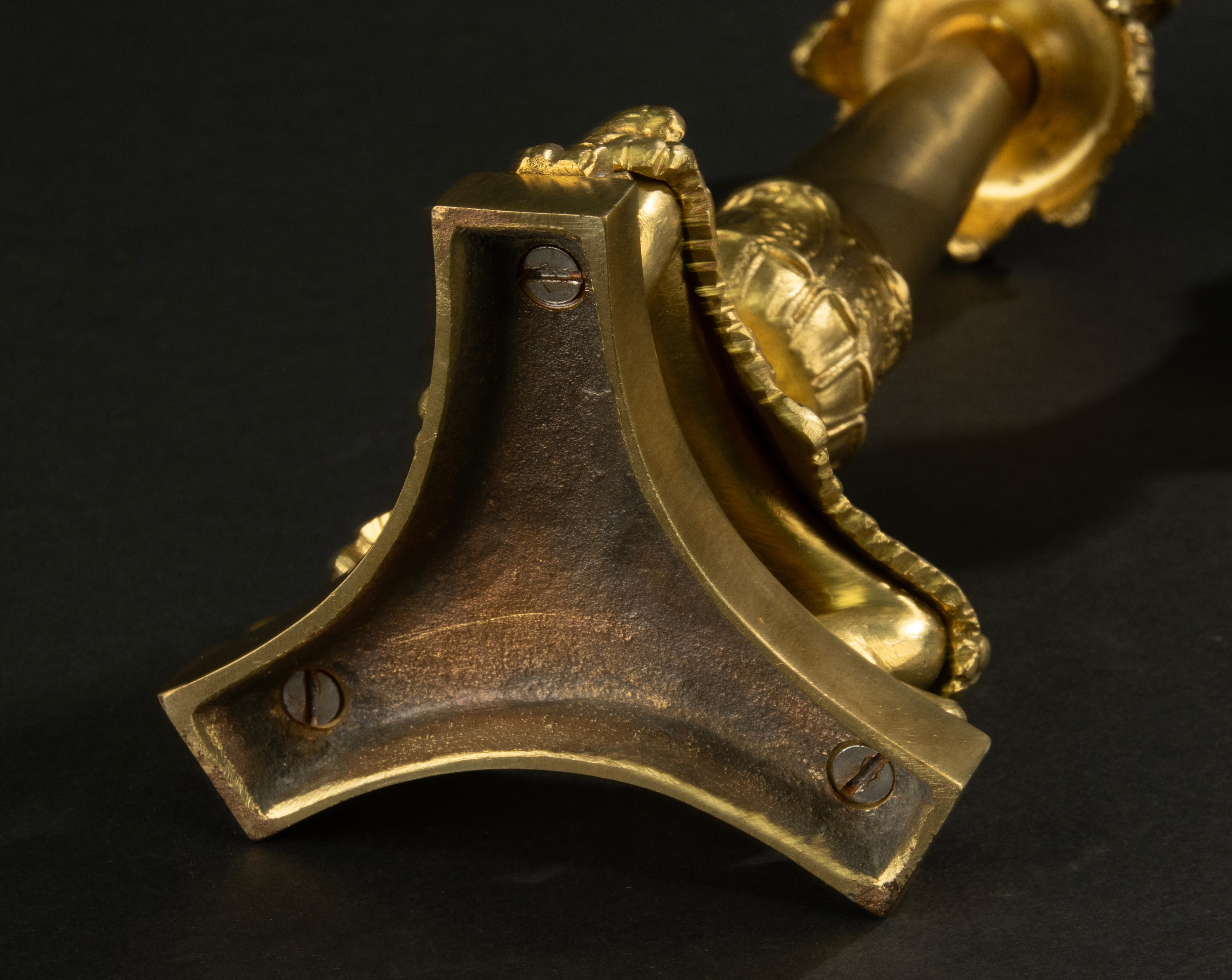 Pareja de Candeleros de Finales del Siglo XIX - Estilo Imperio Francés - Bronce dorado Ormolu en venta 11