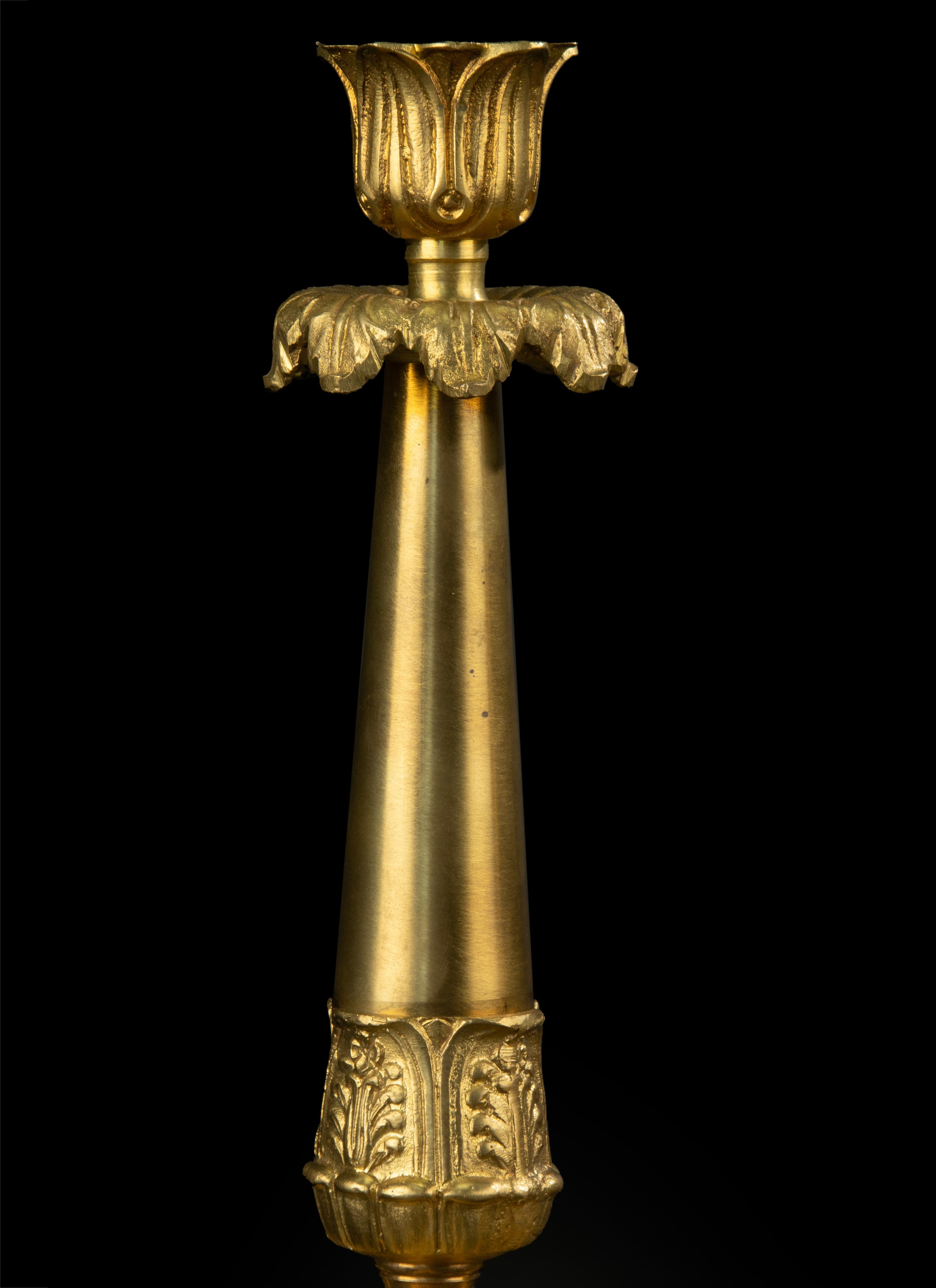 Pareja de Candeleros de Finales del Siglo XIX - Estilo Imperio Francés - Bronce dorado Ormolu Fines del siglo XIX en venta
