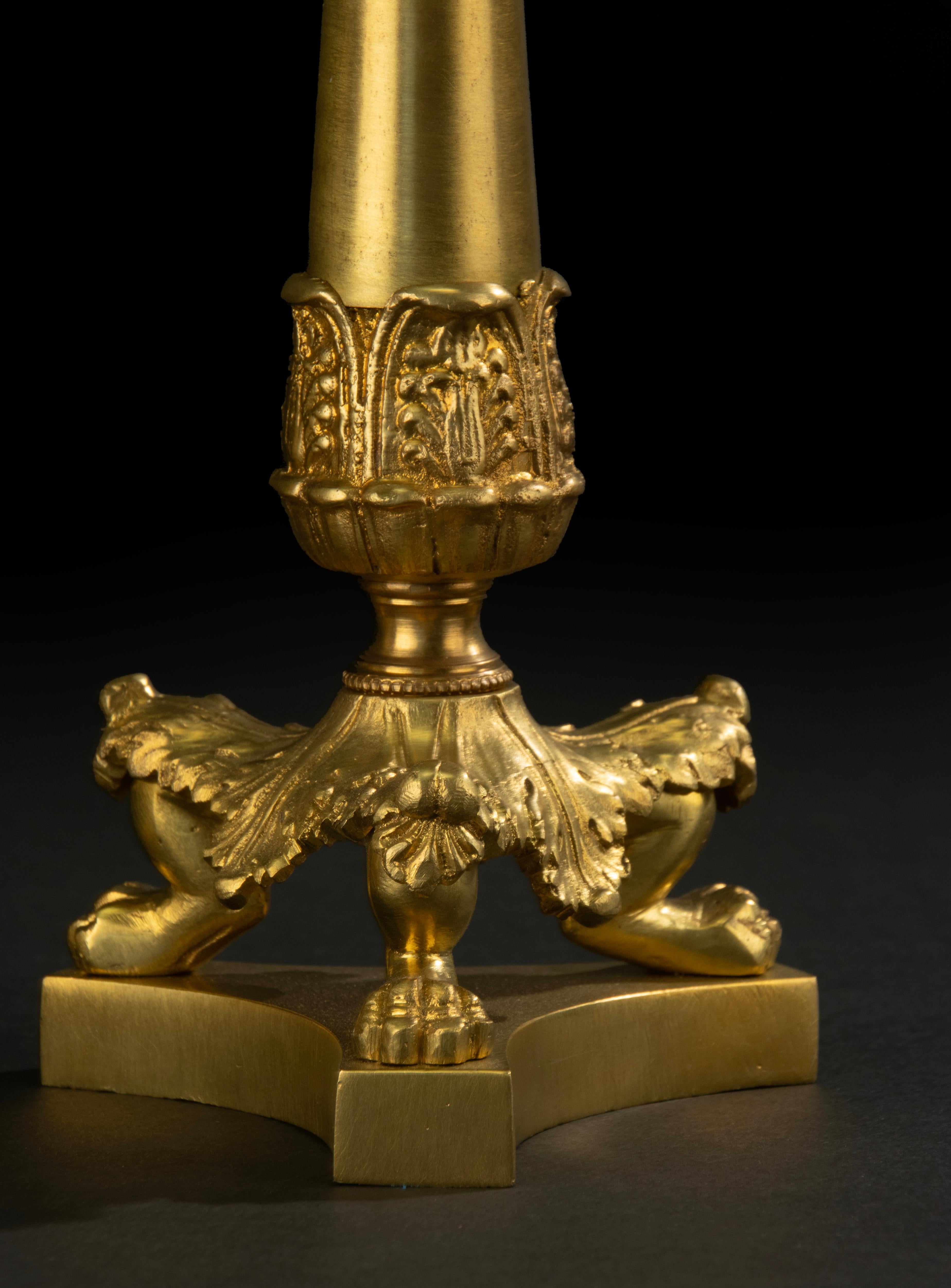 Pareja de Candeleros de Finales del Siglo XIX - Estilo Imperio Francés - Bronce dorado Ormolu en venta 2