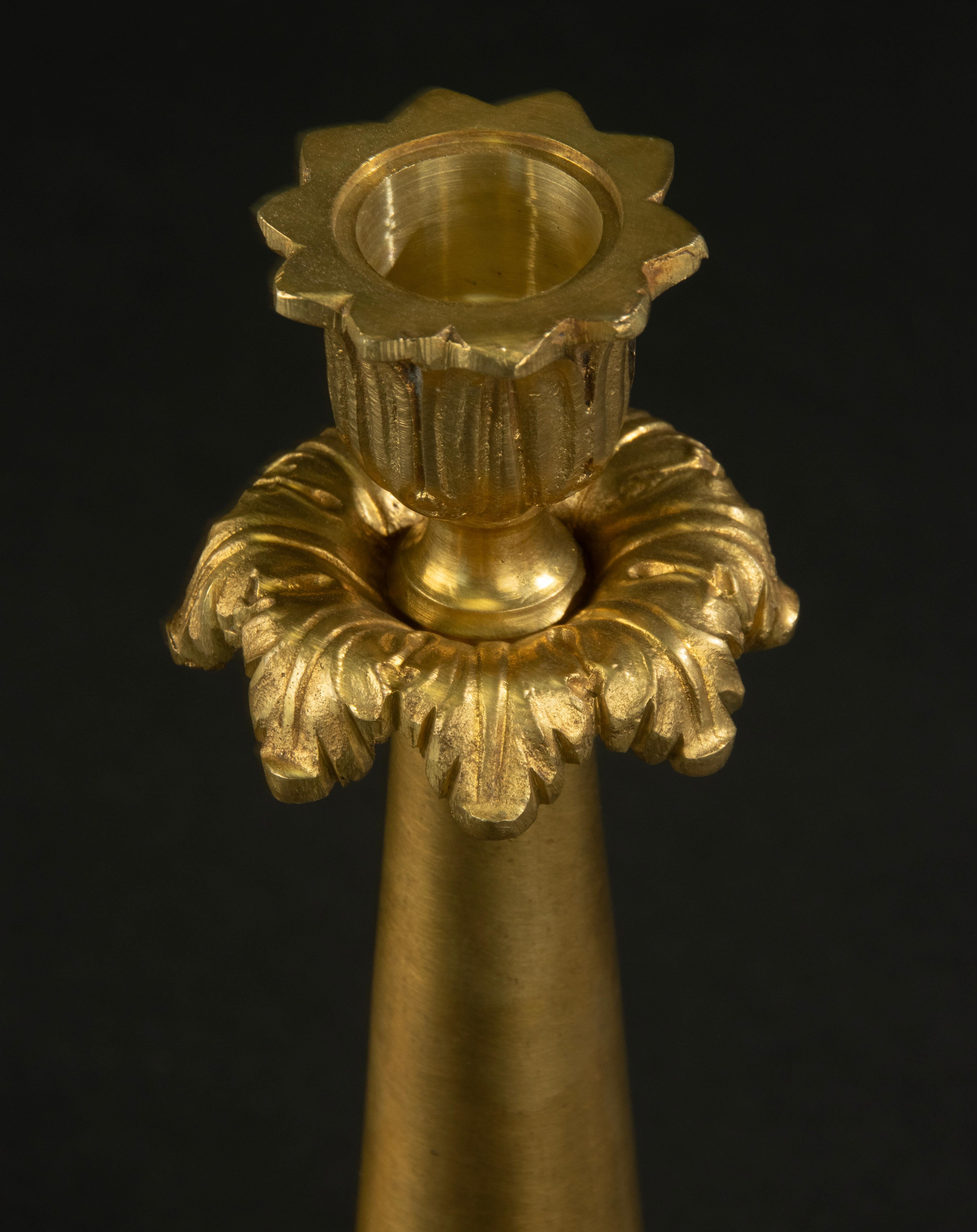Pareja de Candeleros de Finales del Siglo XIX - Estilo Imperio Francés - Bronce dorado Ormolu en venta 4