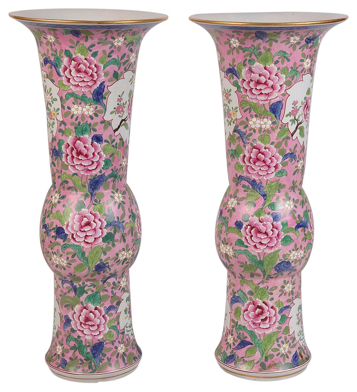 Vases/lampes de la famille rose chinoise de la fin du XIXe siècle, de bonne qualité et très décoratifs. Chacun d'entre eux représente de magnifiques fleurs et feuillages exotiques. 
 
 
Lot 72. 61601. TNUKZ.