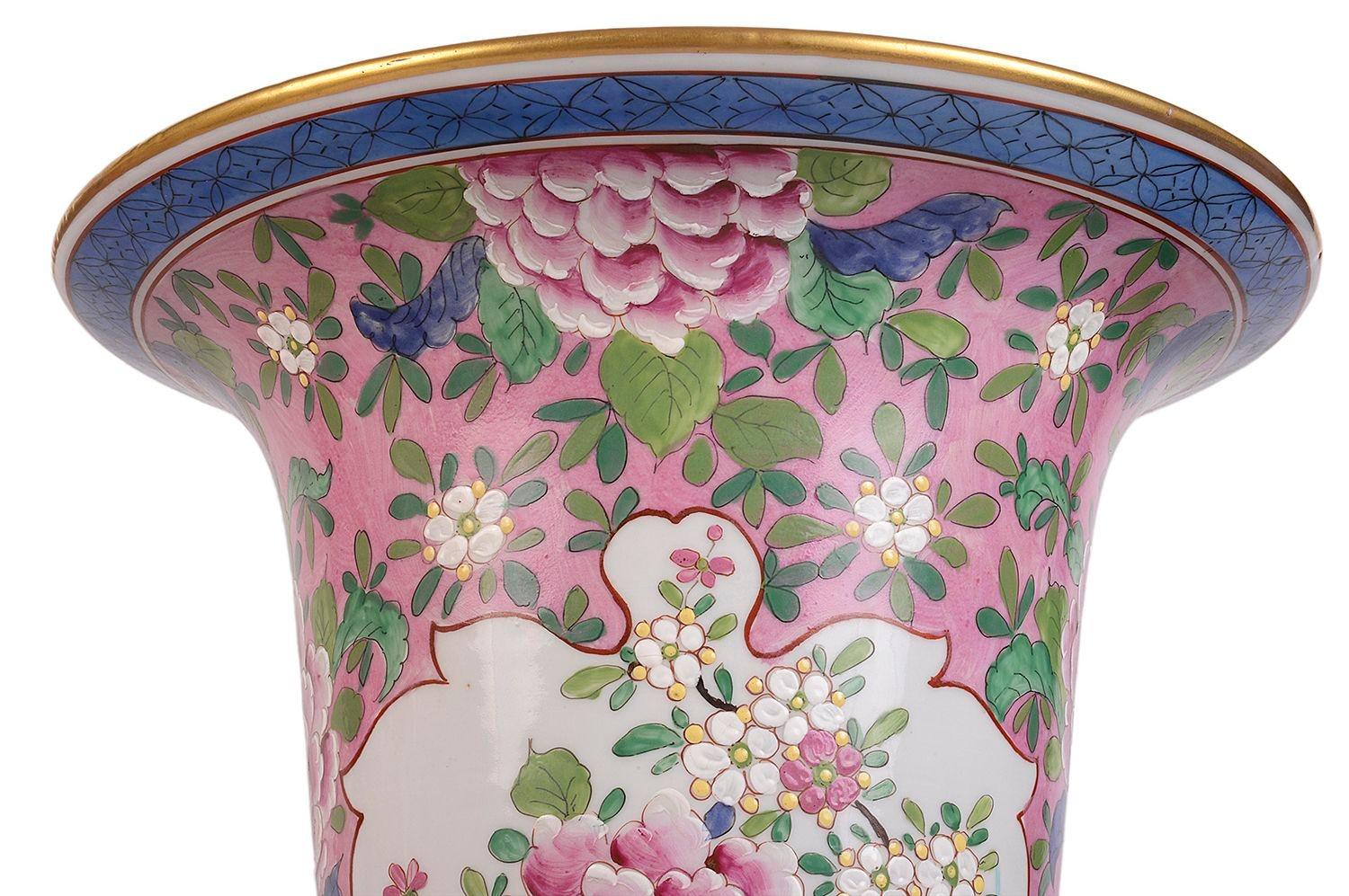 Peint à la main Paire de vases / lampes Famille Rose chinoises de la fin du 19e siècle en vente