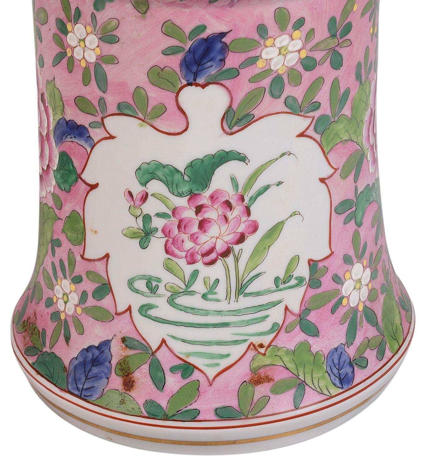 Porcelaine Paire de vases / lampes Famille Rose chinoises de la fin du 19e siècle en vente