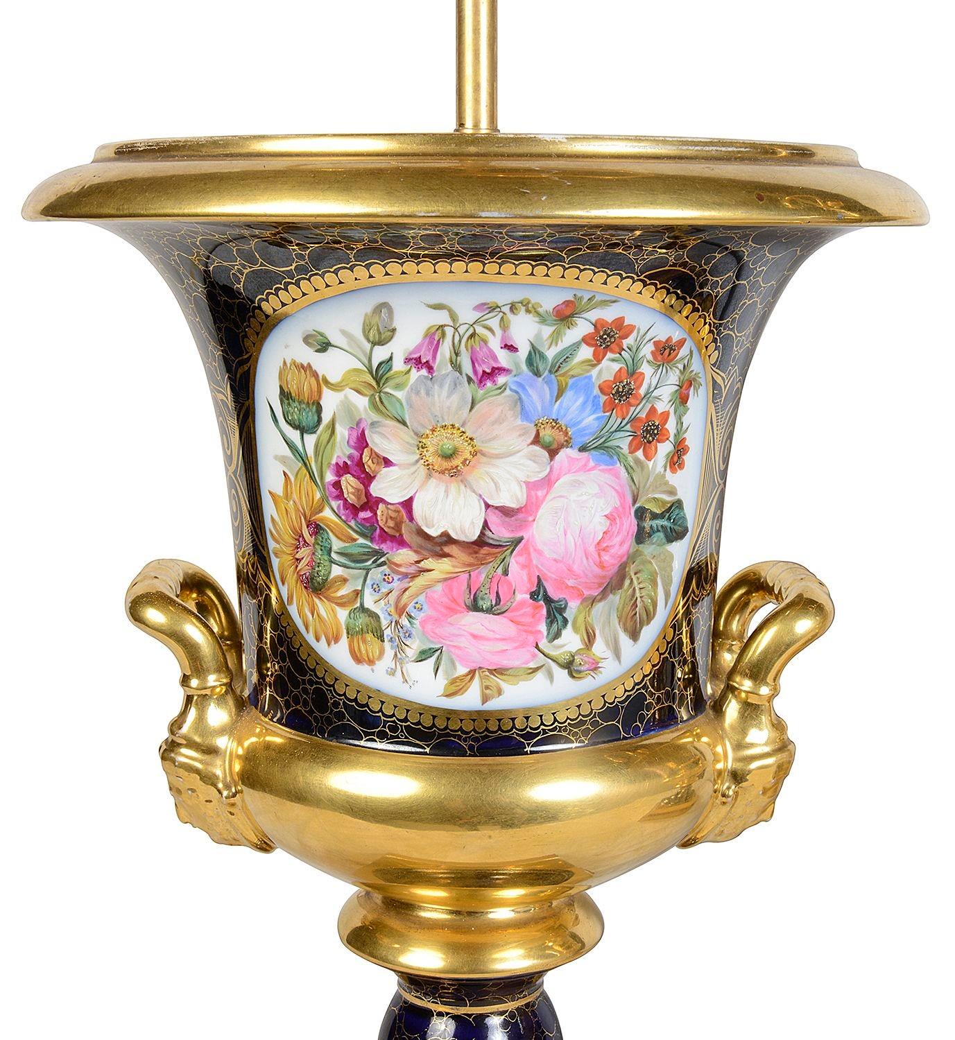 Luigi XIV Coppia di lampade a urna in porcellana di Sèvres della fine del XIX secolo. in vendita