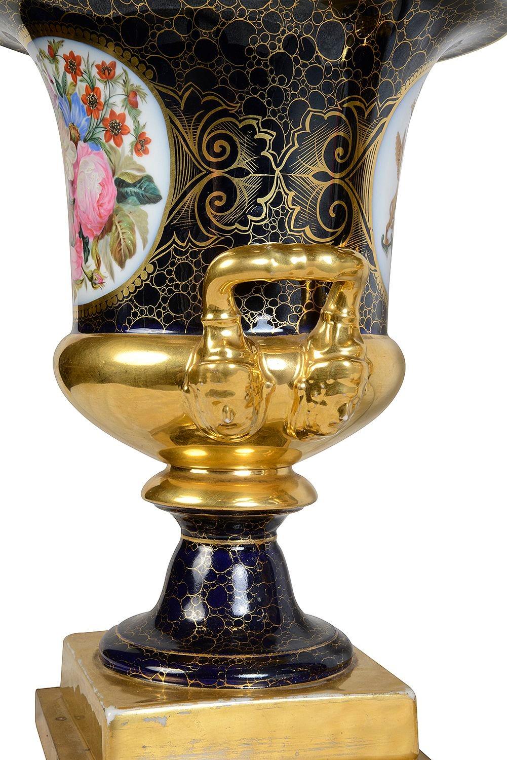 Peint à la main Paire de lampes urnes en porcelaine de Sèvres de la fin du 19e siècle. en vente