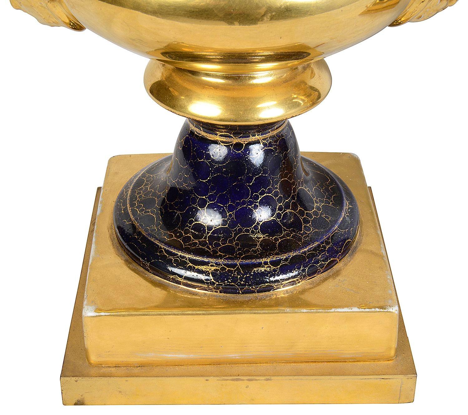 Porcellana Coppia di lampade a urna in porcellana di Sèvres della fine del XIX secolo. in vendita