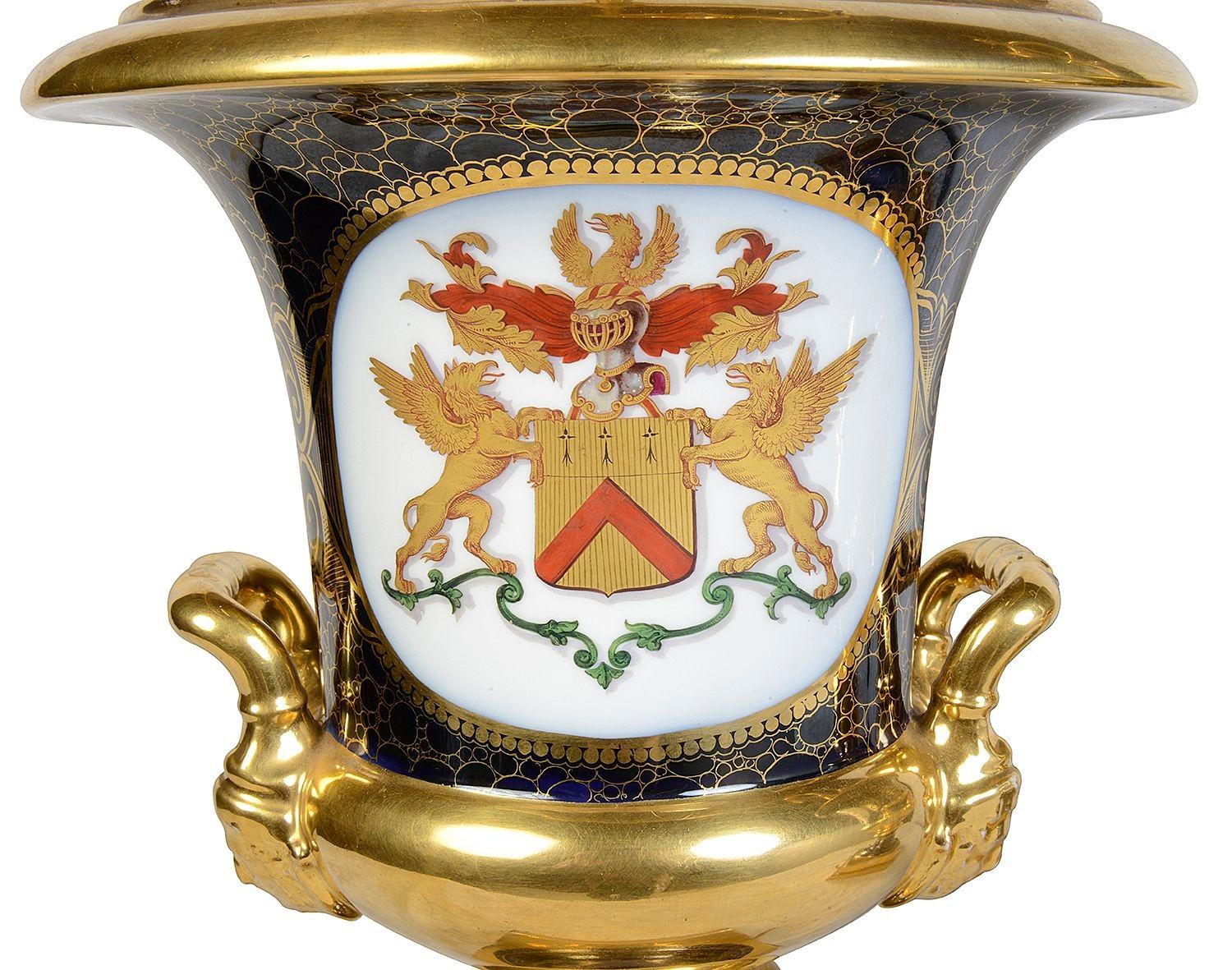 Porcelaine Paire de lampes urnes en porcelaine de Sèvres de la fin du 19e siècle. en vente