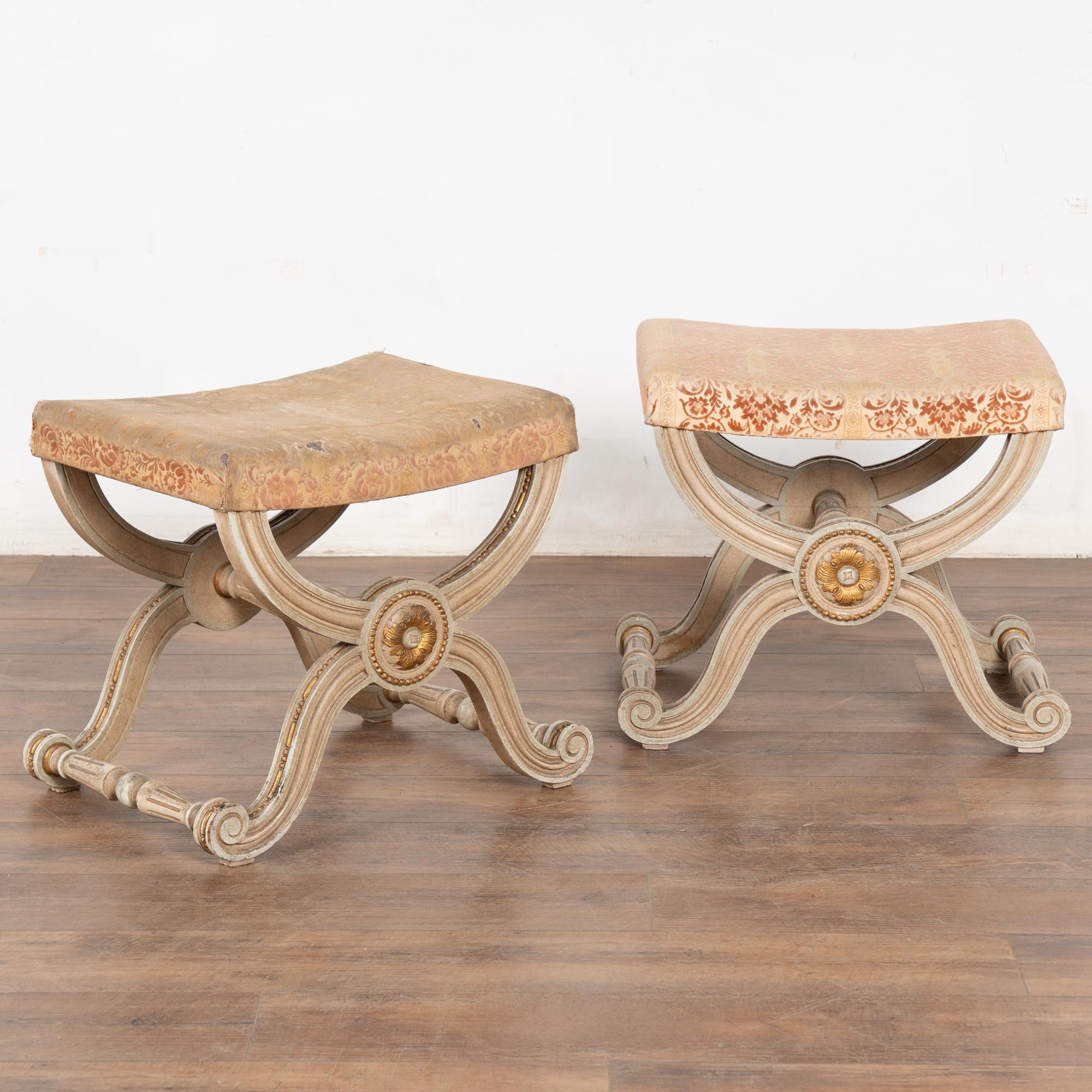 Este romántico par de taburetes Curule de madera pintada de estilo Imperio proceden de Suecia, de finales del siglo XIX. Entre los elementos de estilo destacados están el desplazamiento hacia fuera y la decoración  base.
Es el precioso acabado en