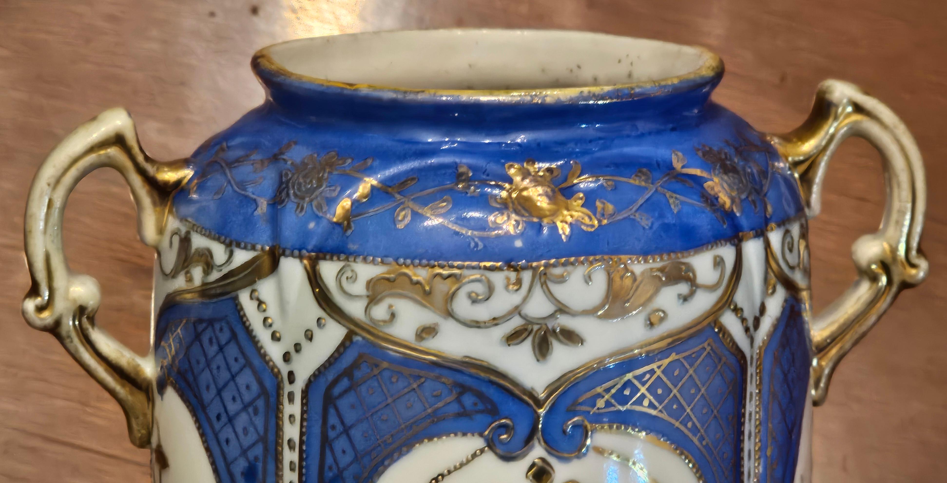 Coppia di vasi Meiji Nippon in porcellana dipinta a mano della fine del XIX secolo in vendita 4