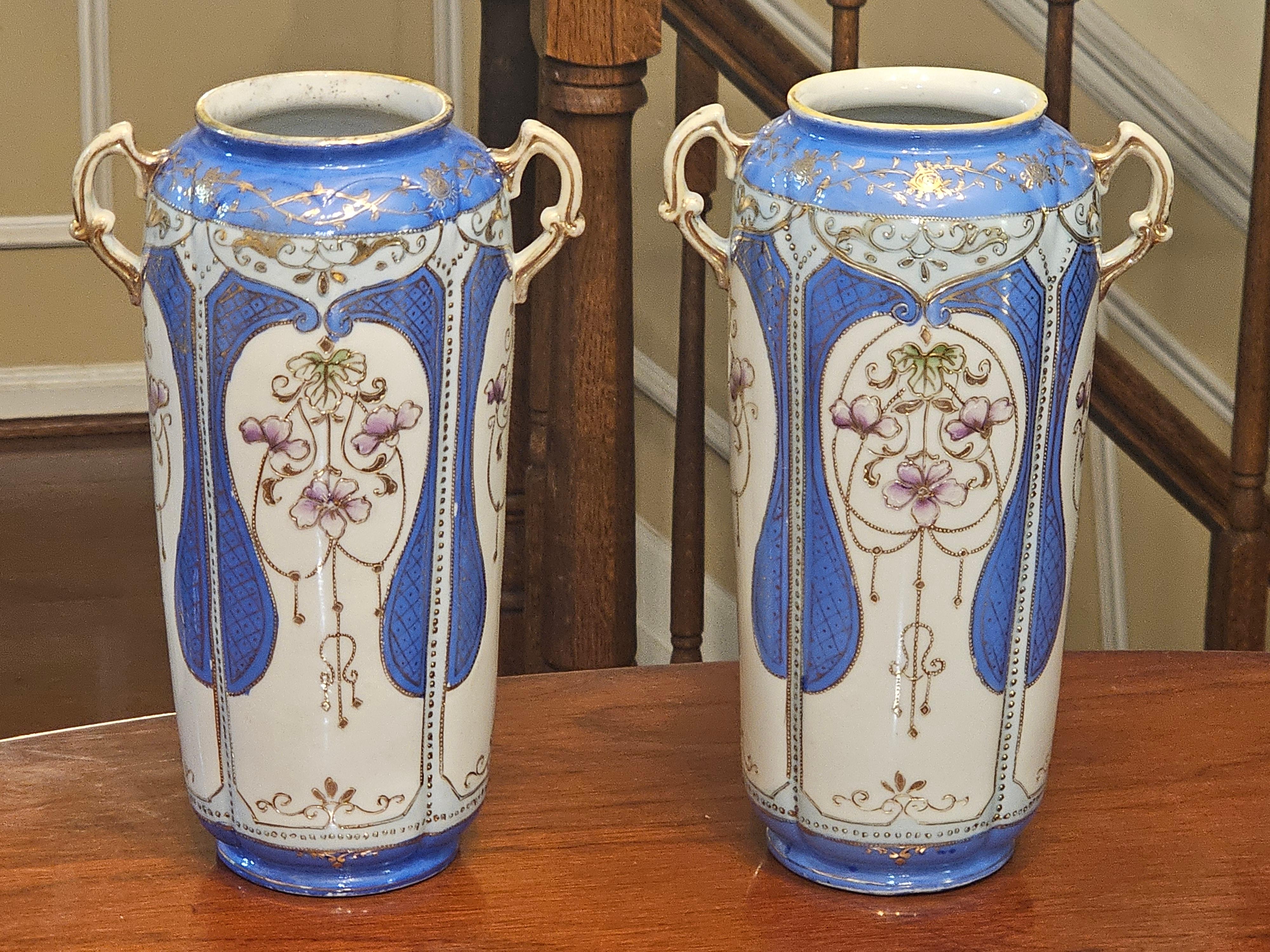 Coppia di antichi vasi in porcellana dipinti a mano dell'epoca Nippon della produzione di porcellana giapponese. Il termine 