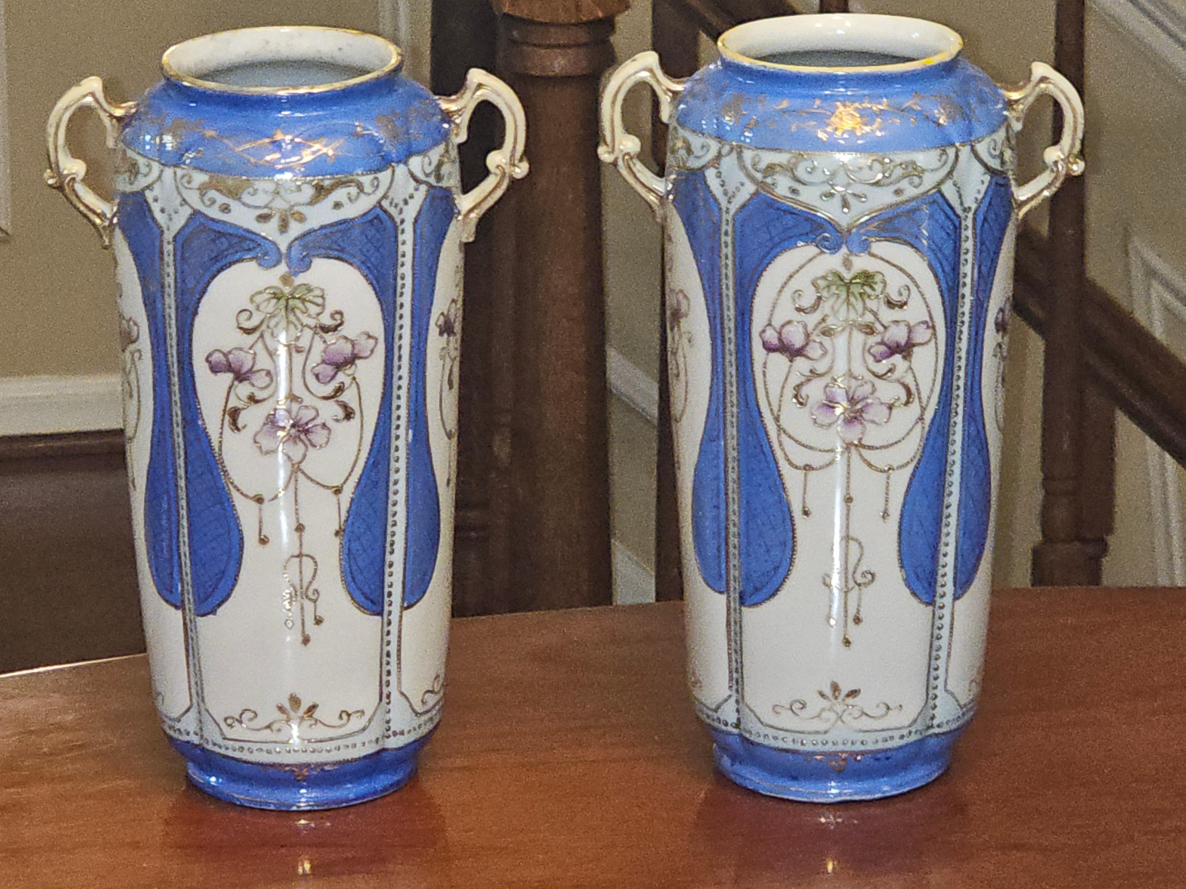 Americano Coppia di vasi Meiji Nippon in porcellana dipinta a mano della fine del XIX secolo in vendita