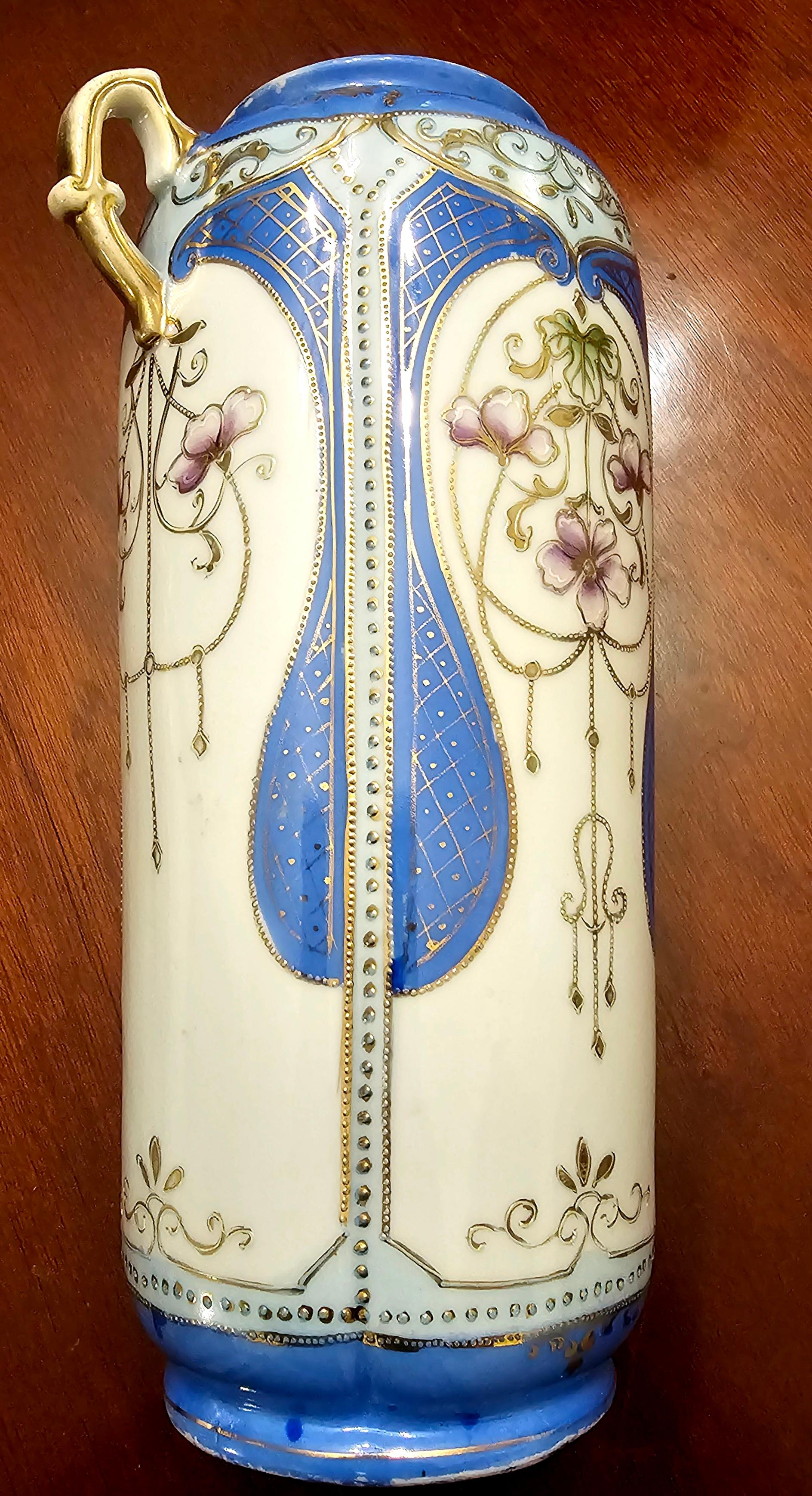 Coppia di vasi Meiji Nippon in porcellana dipinta a mano della fine del XIX secolo In condizioni buone in vendita a Germantown, MD