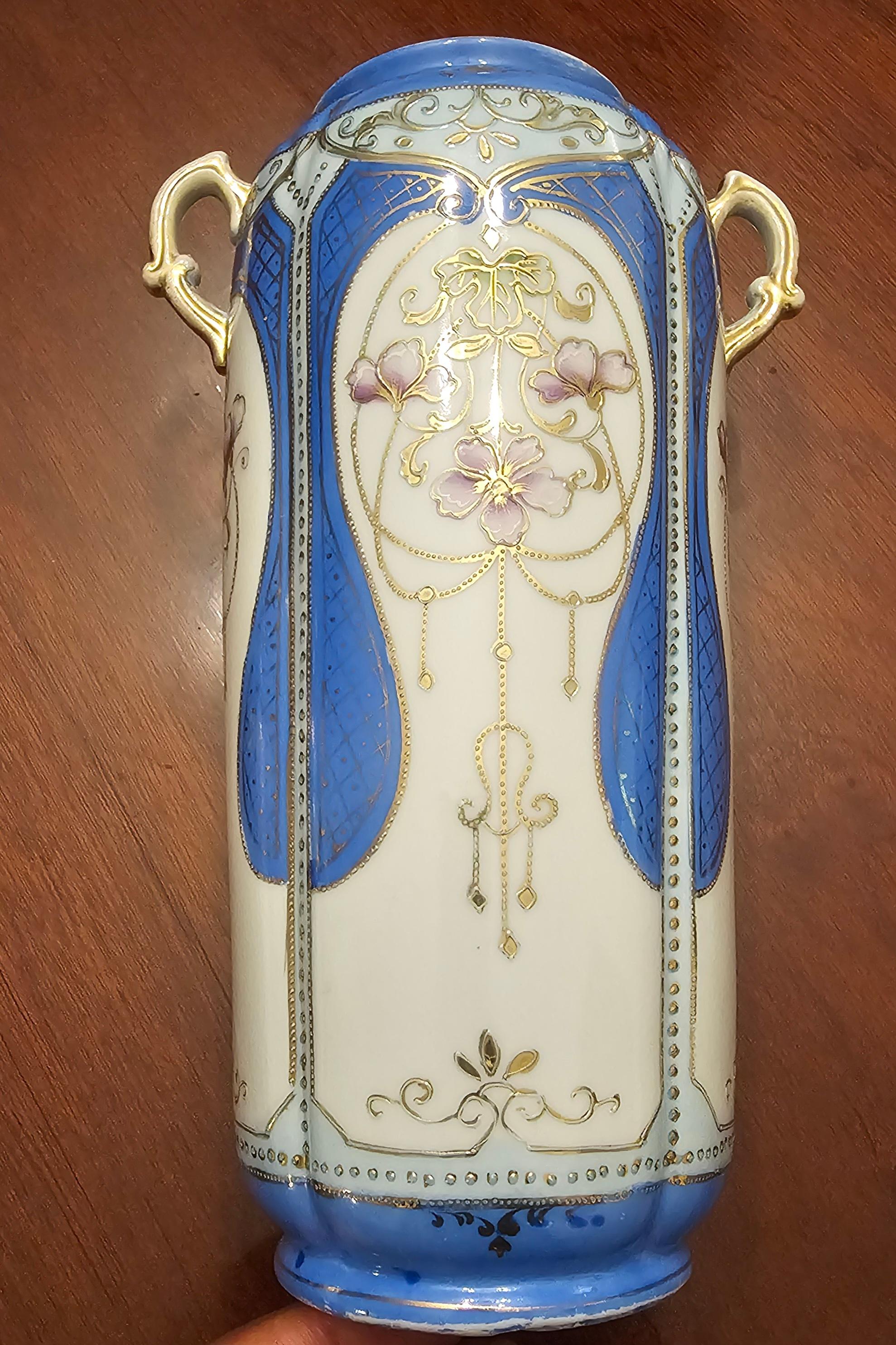 Porcellana Coppia di vasi Meiji Nippon in porcellana dipinta a mano della fine del XIX secolo in vendita