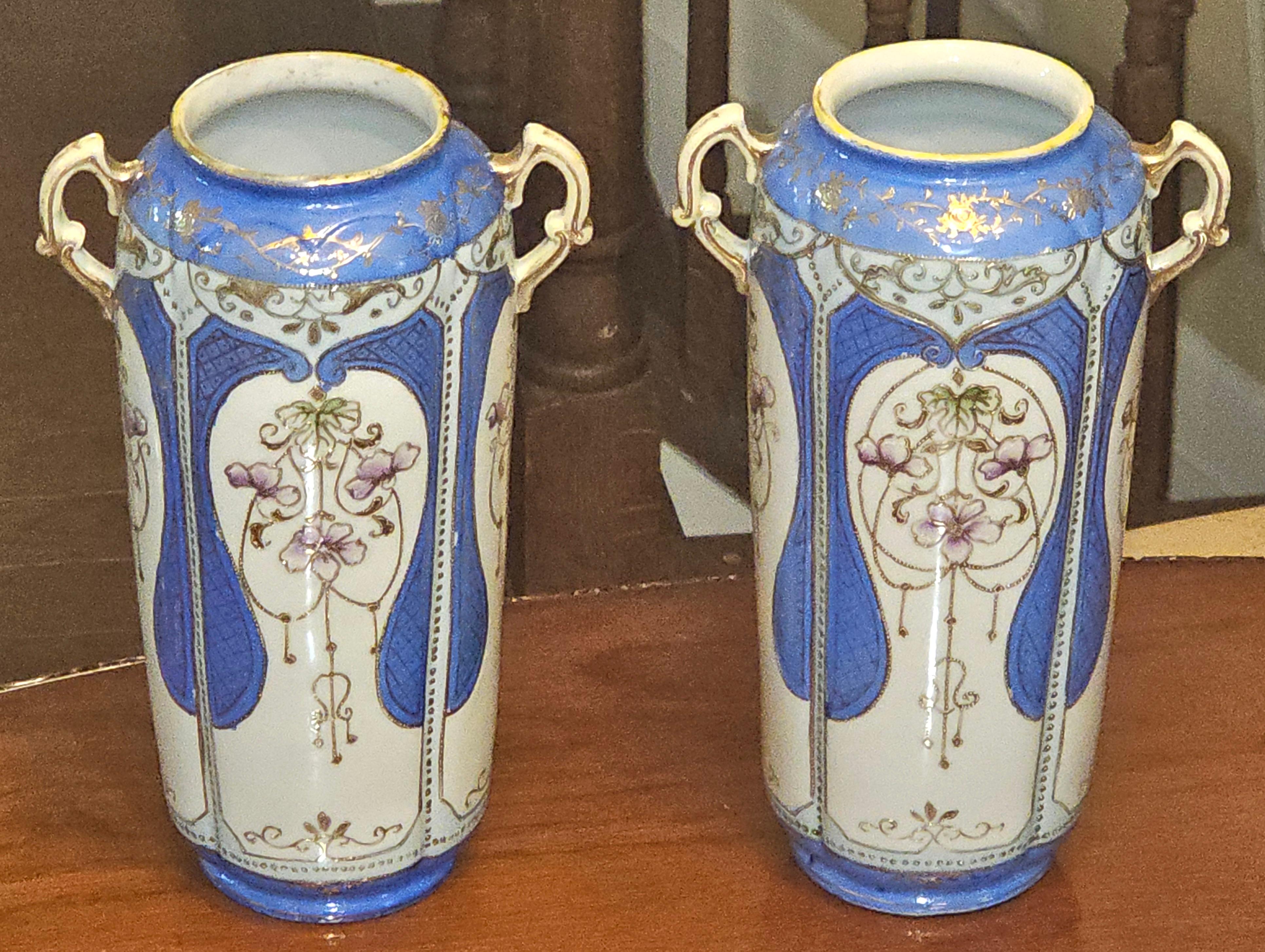 Coppia di vasi Meiji Nippon in porcellana dipinta a mano della fine del XIX secolo in vendita 1