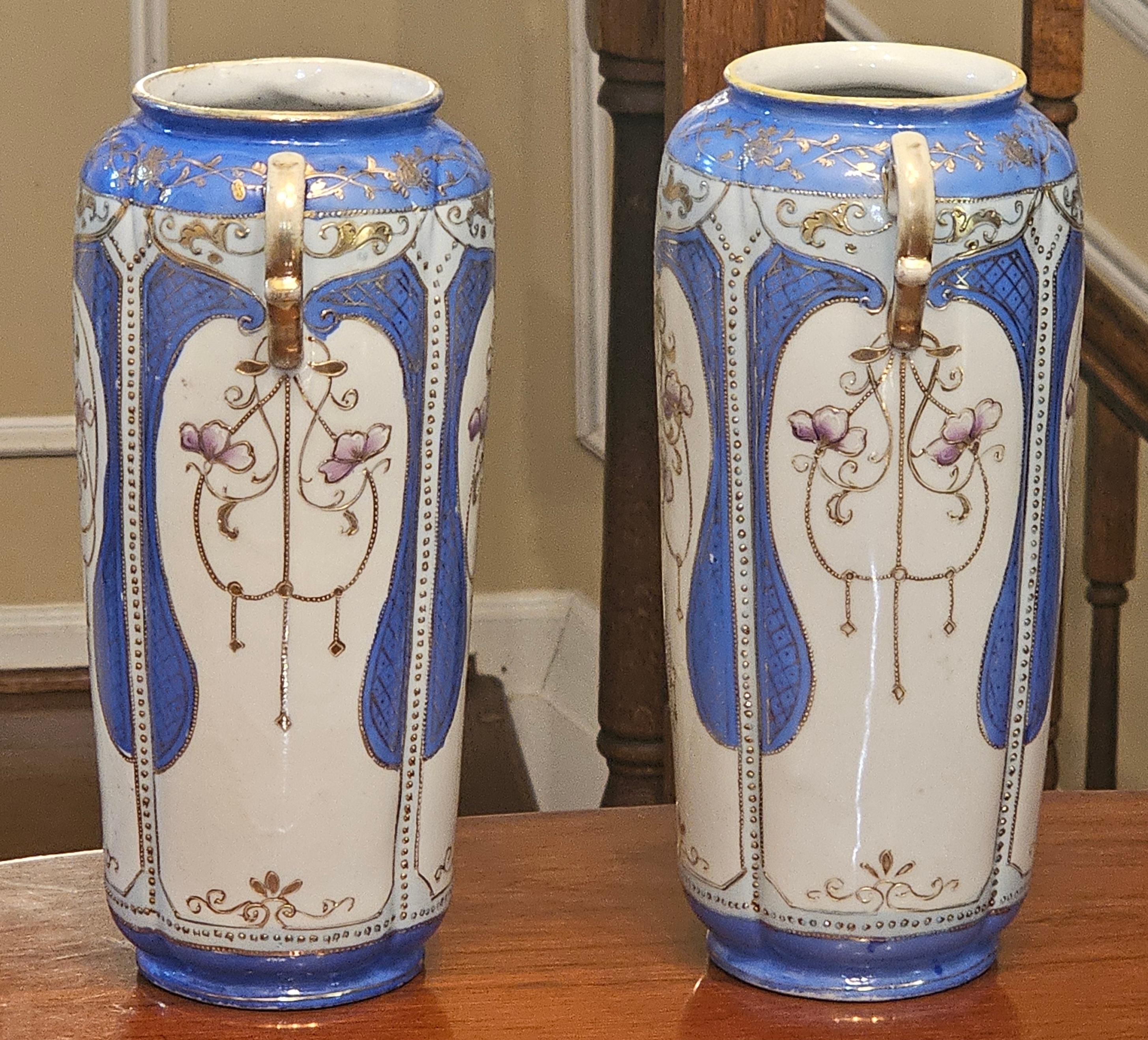 Coppia di vasi Meiji Nippon in porcellana dipinta a mano della fine del XIX secolo in vendita 2