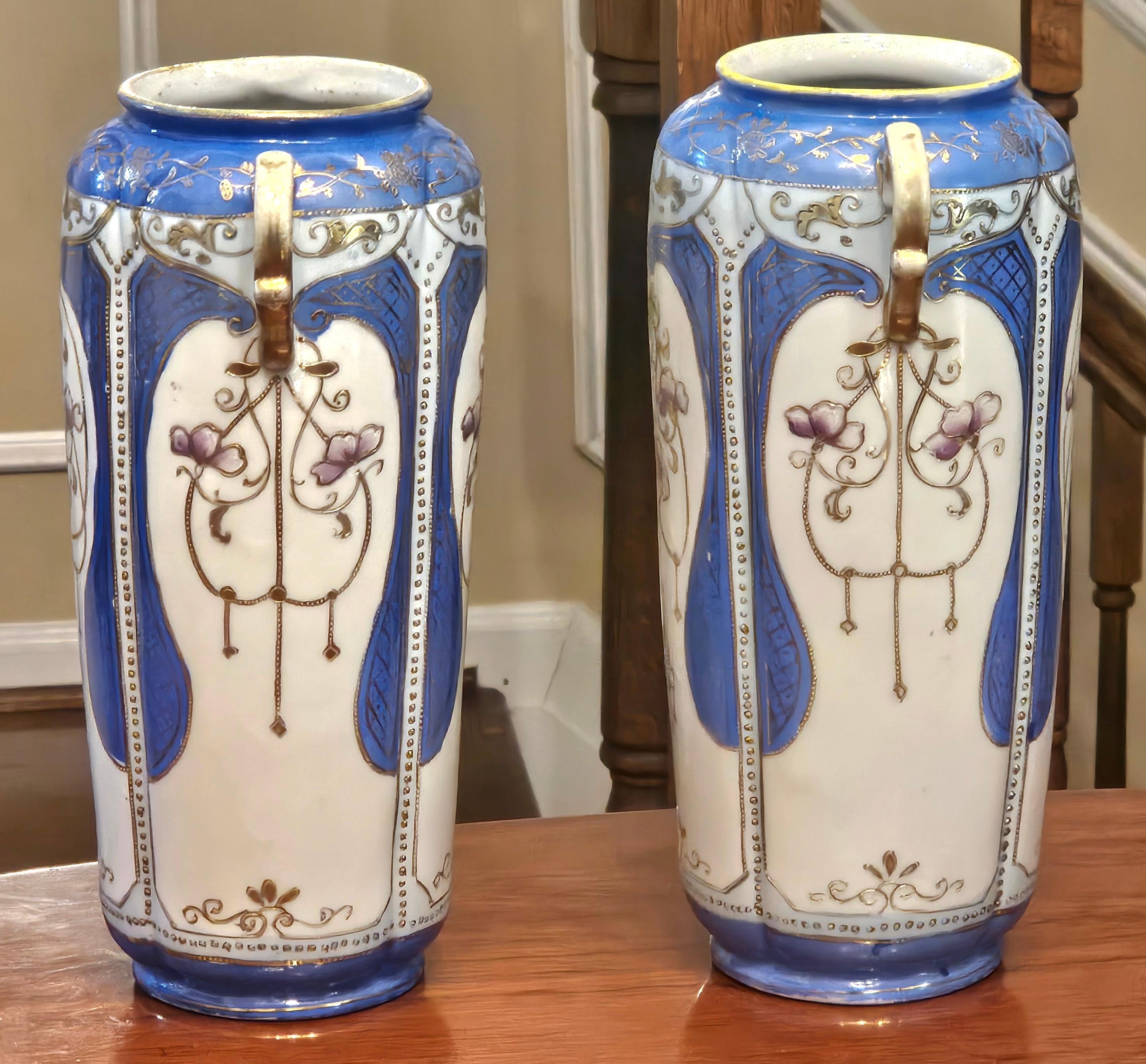 Coppia di vasi Meiji Nippon in porcellana dipinta a mano della fine del XIX secolo in vendita 3