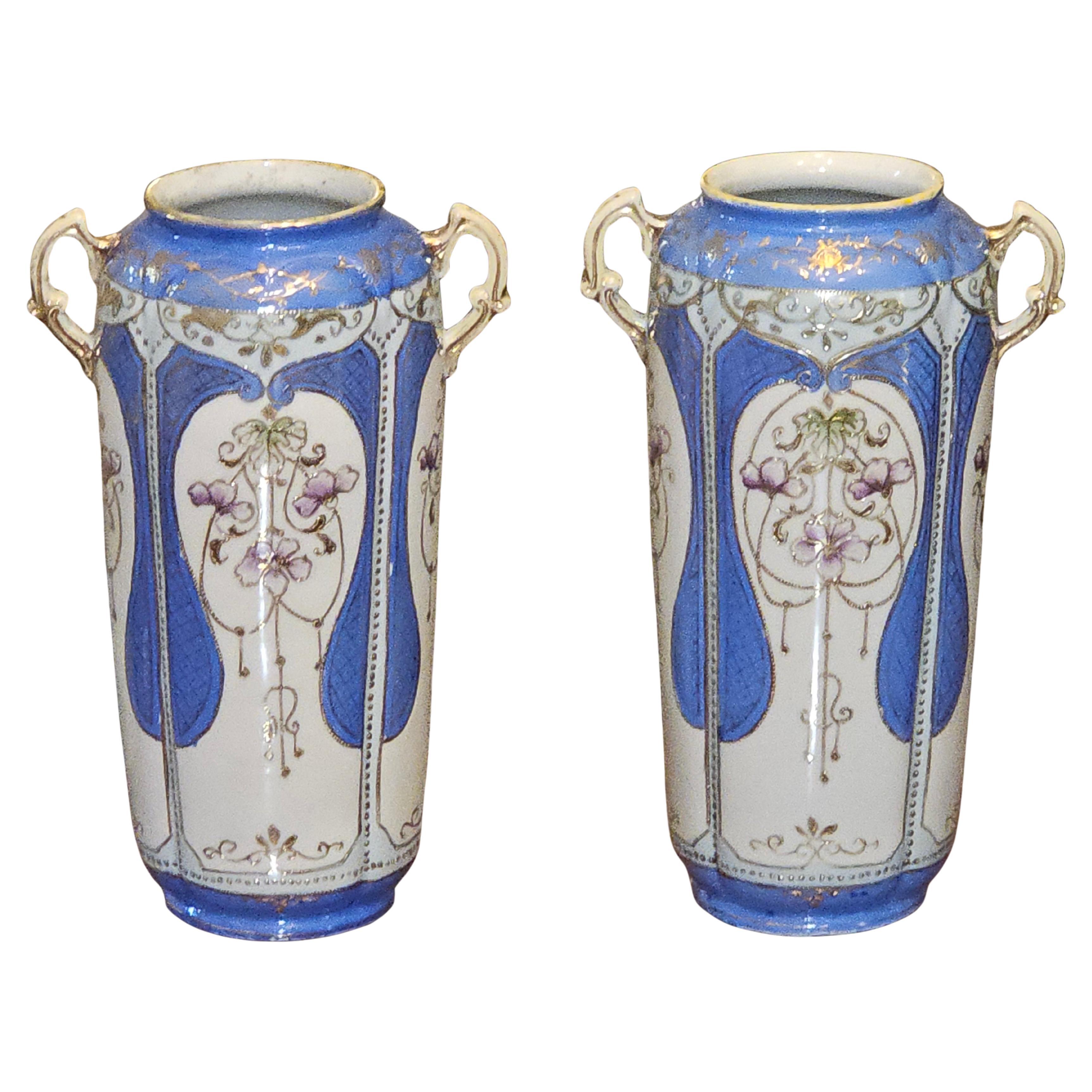 Coppia di vasi Meiji Nippon in porcellana dipinta a mano della fine del XIX secolo in vendita