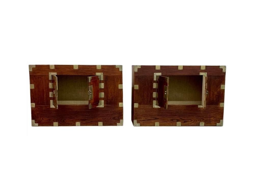 Coppia di cassapanche in legno ben invecchiate con belle venature naturali che mostrano una patina unica e distinta. Realizzato in Corea alla fine del XIX secolo, ogni piccolo mobile presenta un piano rettangolare a coda di rondine che si trova
