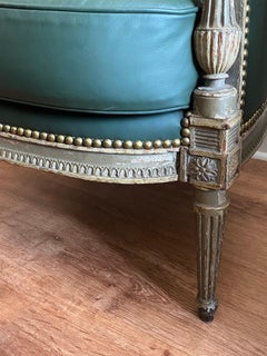 Paire de bergères de style Louis XVI Directoire de la fin du XIXe siècle, en cuir Edelman vert