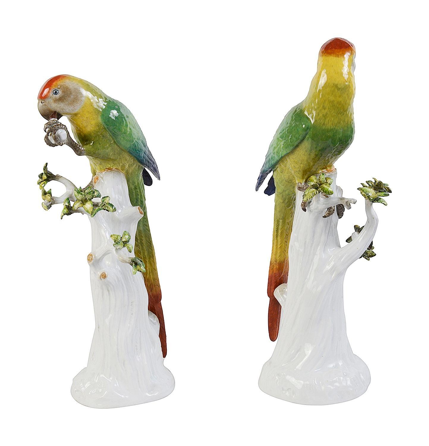 Ein auffälliges, qualitativ hochwertiges Paar Meissener Porzellan-Papageien aus dem späten 19. Jahrhundert, die auf Baumstämmen sitzen und jeweils wunderbare, kräftige Farben und Details aufweisen.

Los 76 62436 DHKZ
