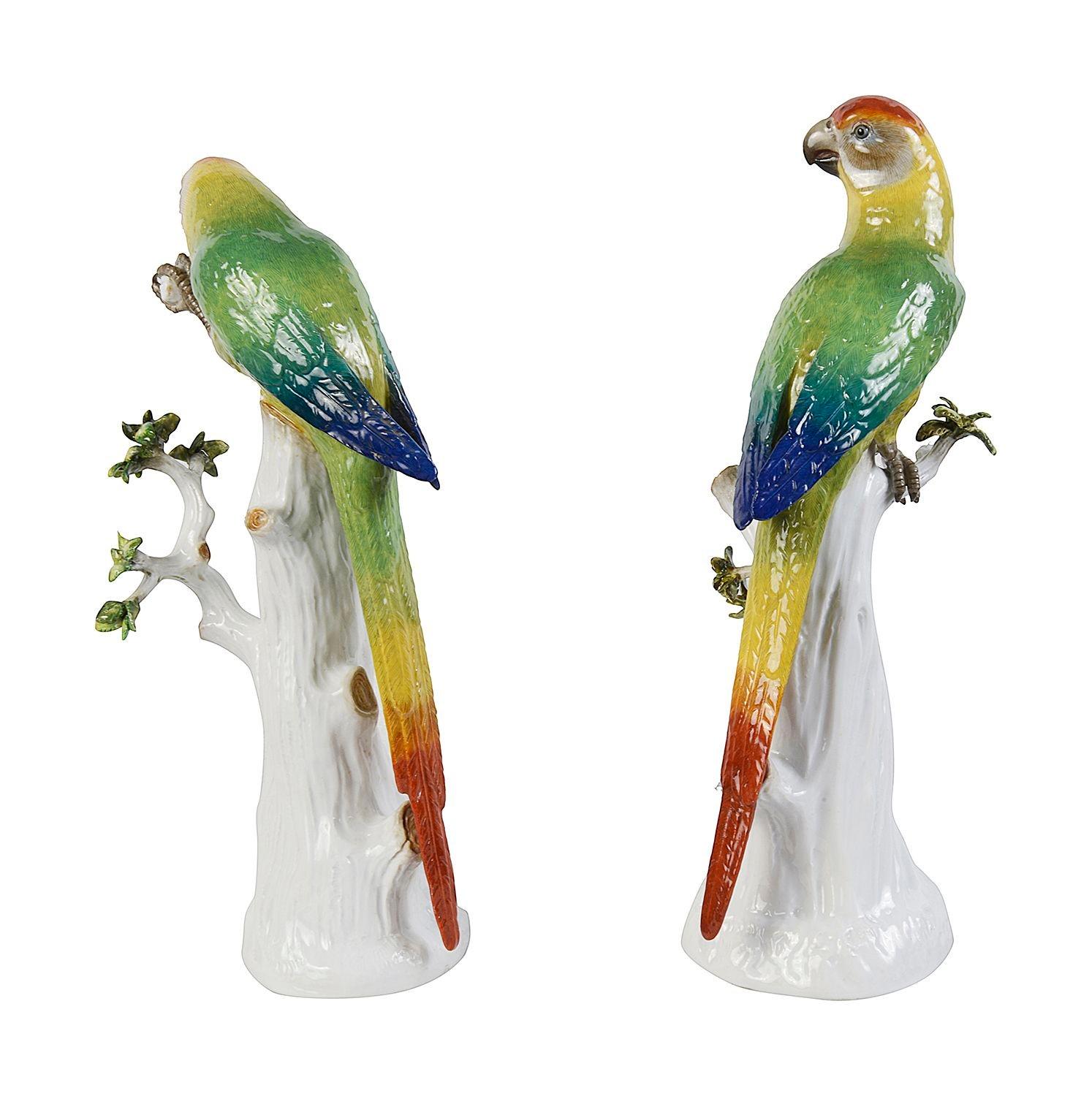 Allemand Paire de perroquets en porcelaine de Meissen de la fin du 19e siècle. en vente