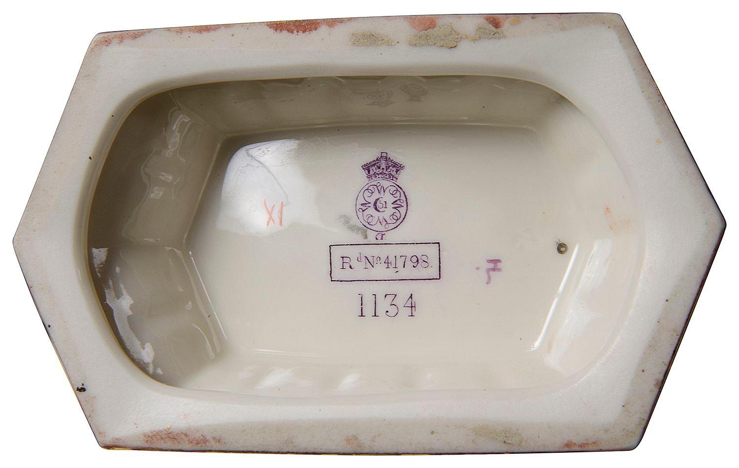 Pareja de jarrones de dos asas Royal Worcester de finales del siglo XIX. en venta 5