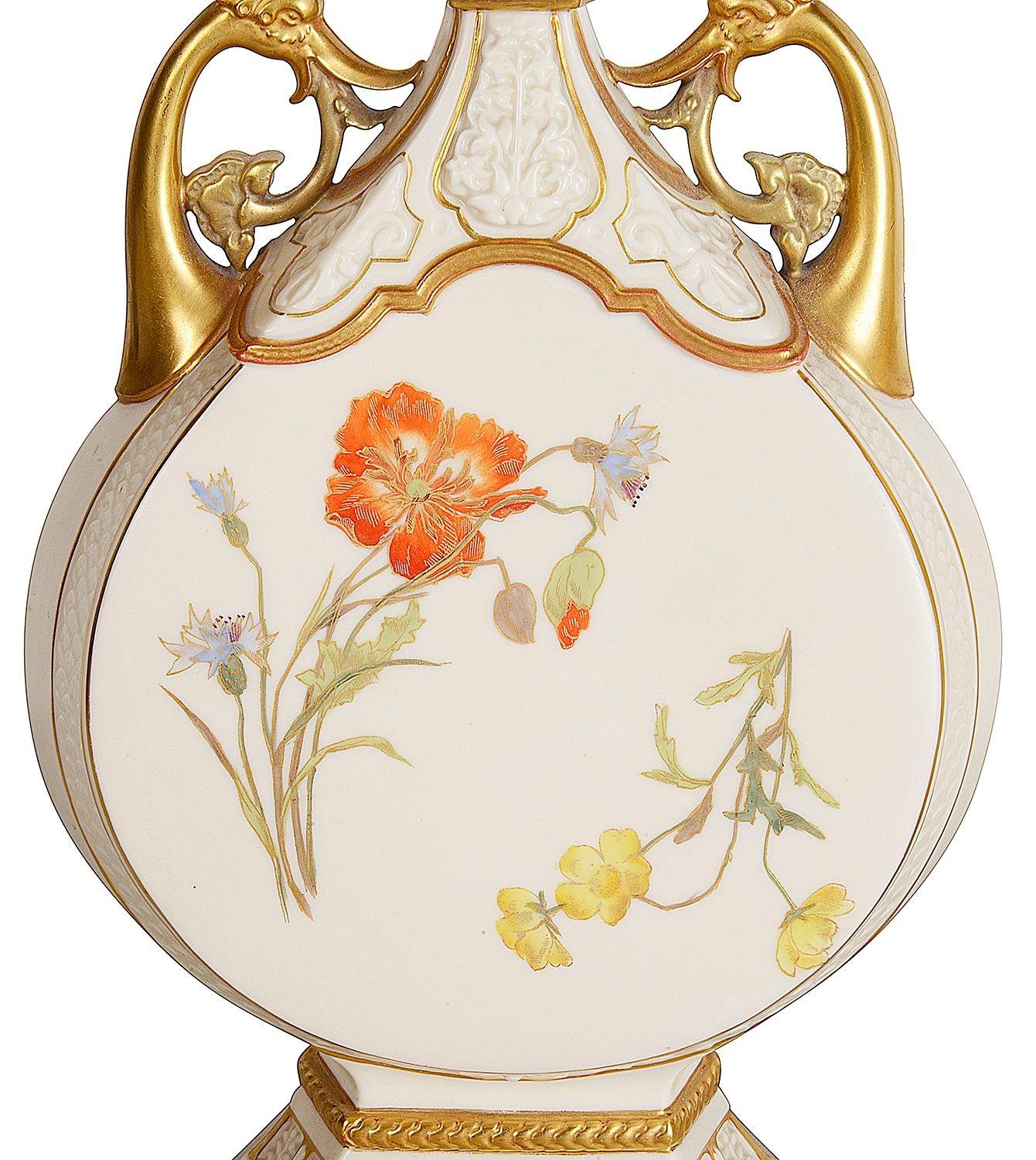 Pareja muy decorativa de jarrones de dos asas Royal Worcester de finales del siglo XIX, cada uno con delicada decoración floral pintada a mano y reflejos dorados.
Firmado en la base.

Lote 81 G9989/23 UNYZ