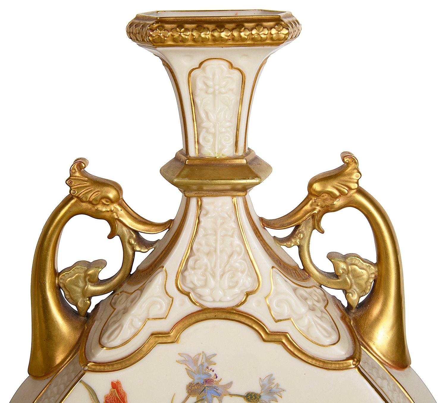 Pareja de jarrones de dos asas Royal Worcester de finales del siglo XIX. Pintado a mano en venta