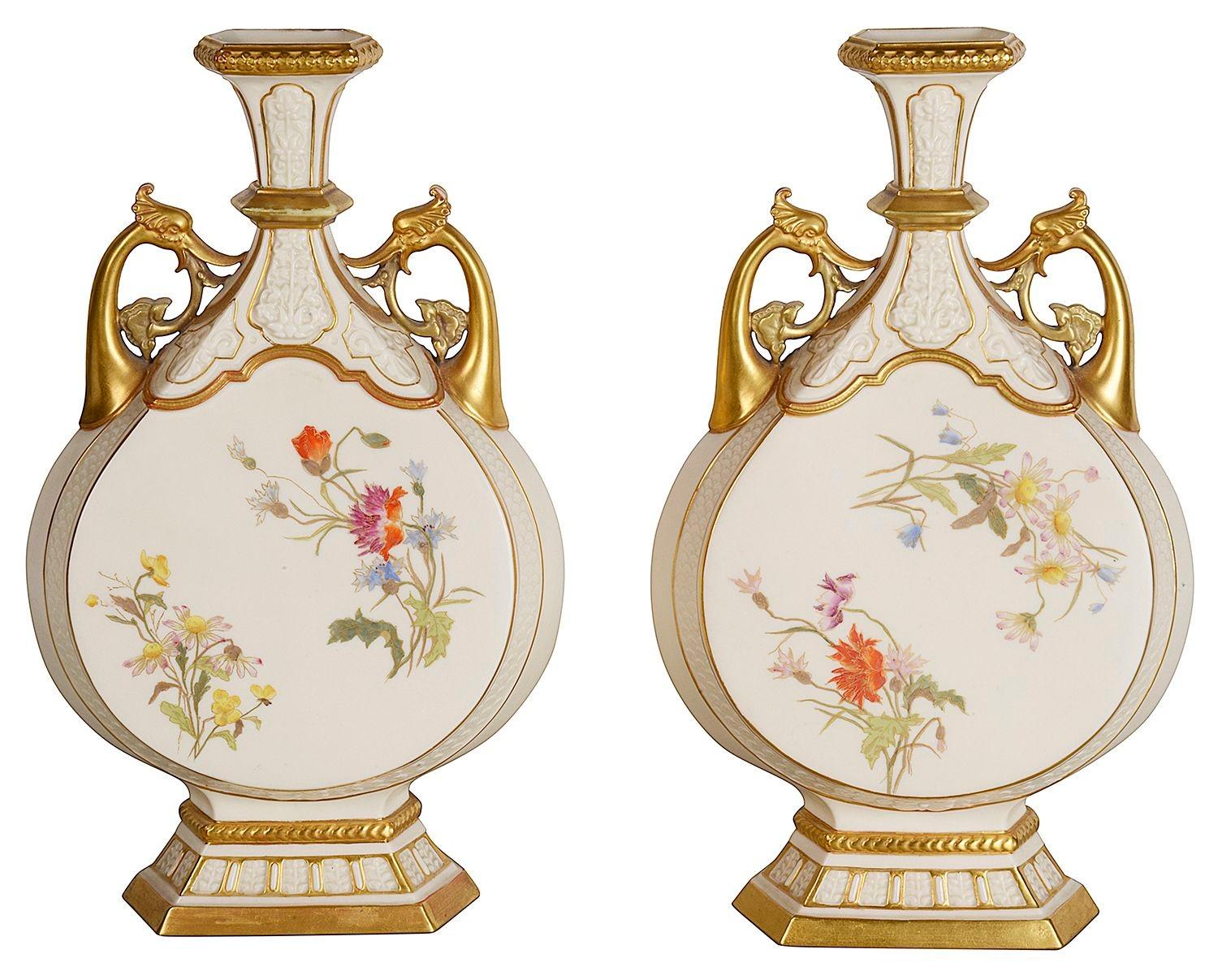 Pareja de jarrones de dos asas Royal Worcester de finales del siglo XIX. Porcelana en venta