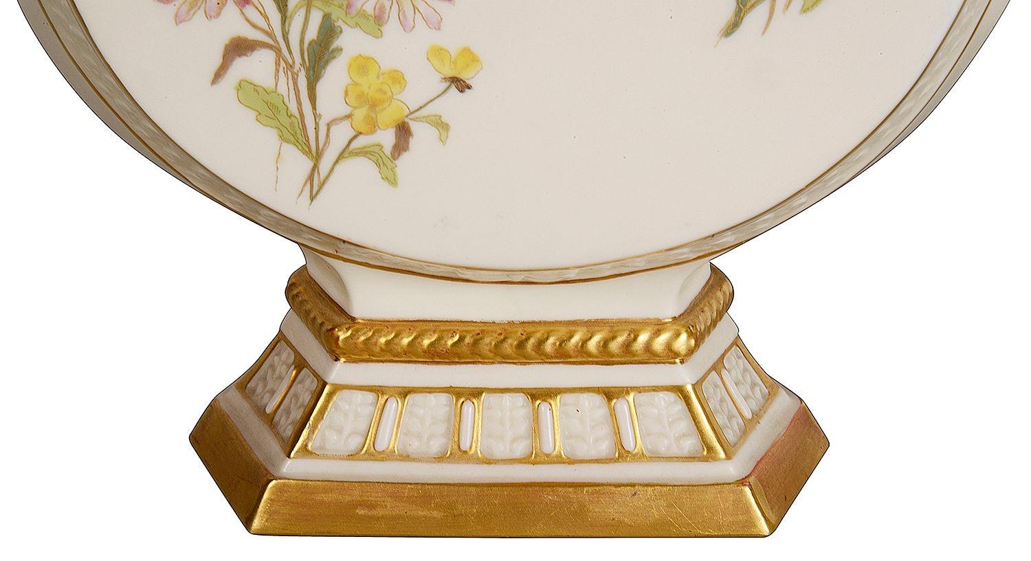 Pareja de jarrones de dos asas Royal Worcester de finales del siglo XIX. en venta 1