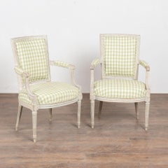 Paire de fauteuils suédois peints en gris à la fin du 19e siècle