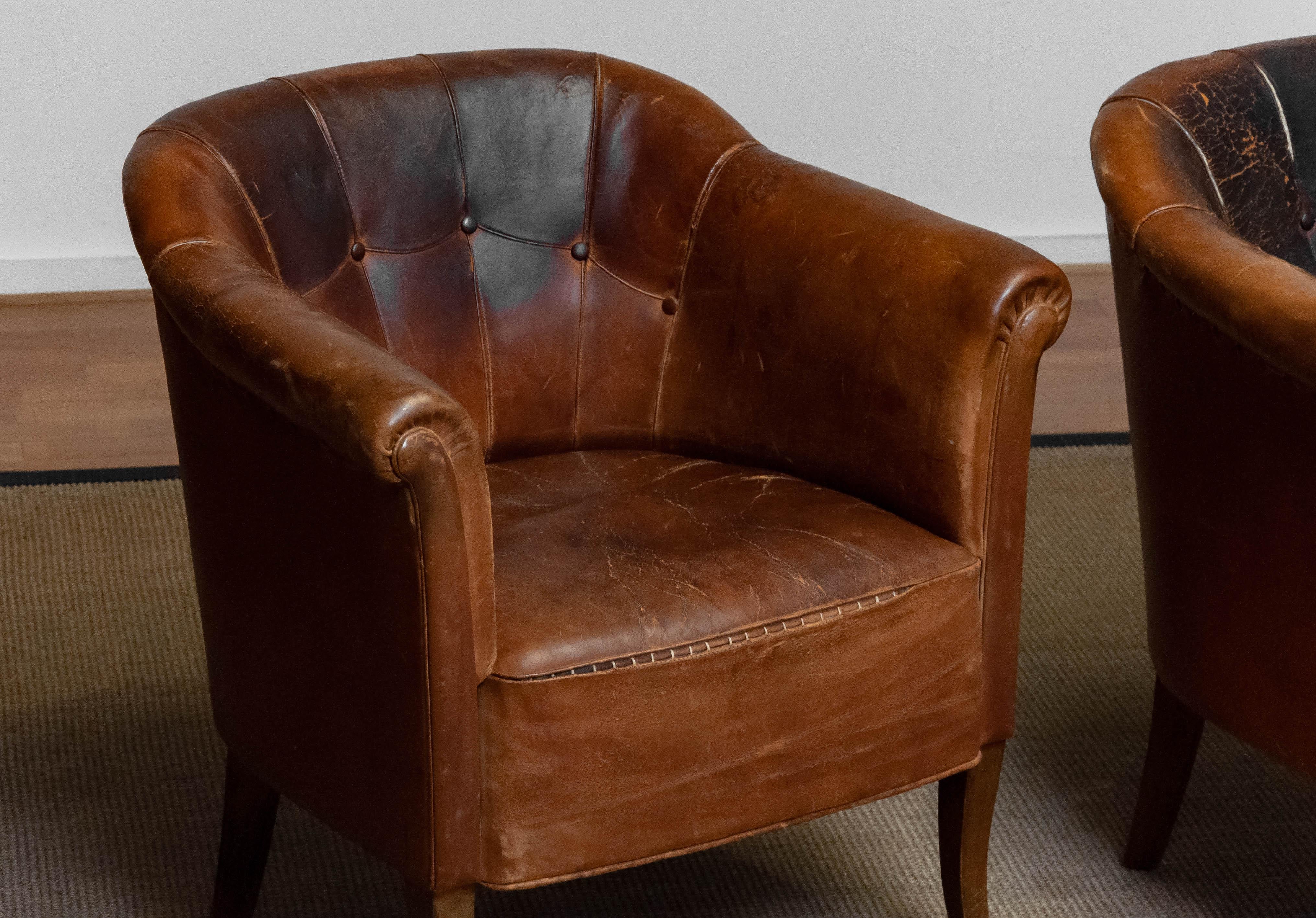 Pair Late 19th Century Swedish Tan / Brown Nailed Leather Lounge / Club Chairs In Good Condition In Silvolde, Gelderland