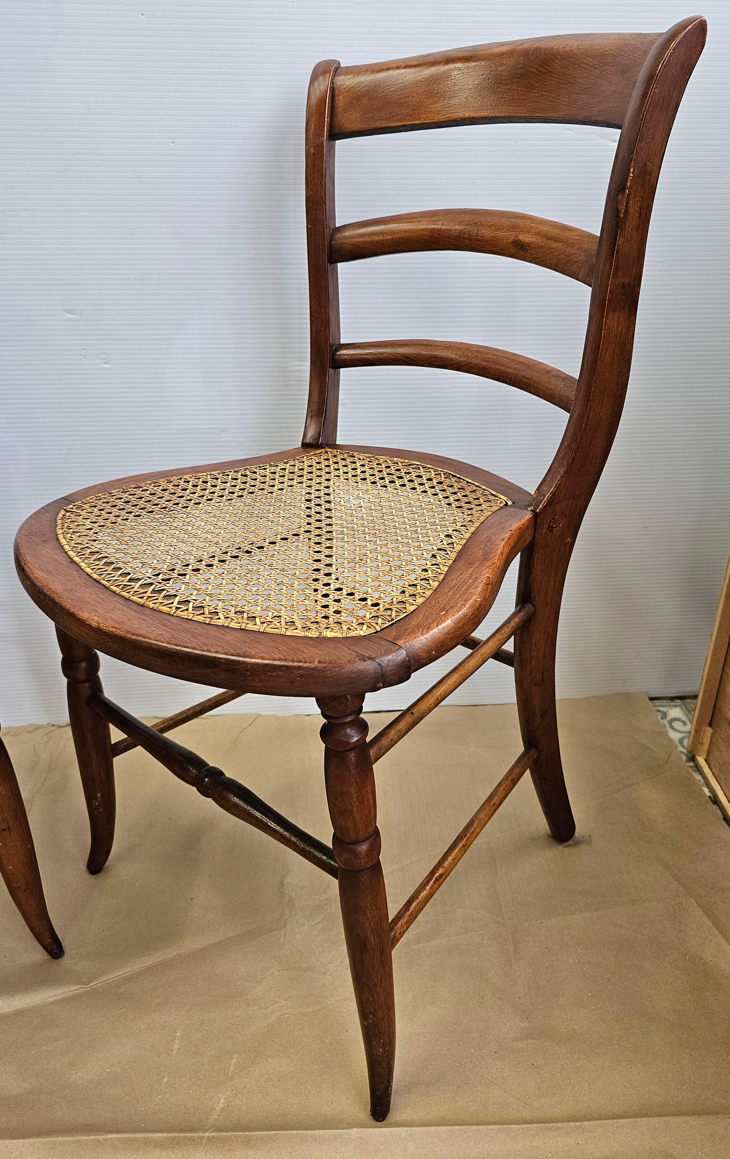 Vannerie Paire de chaises d'appoint victoriennes de la fin du 19e siècle à dossier en échelles, en noyer et à assise en rotin en vente