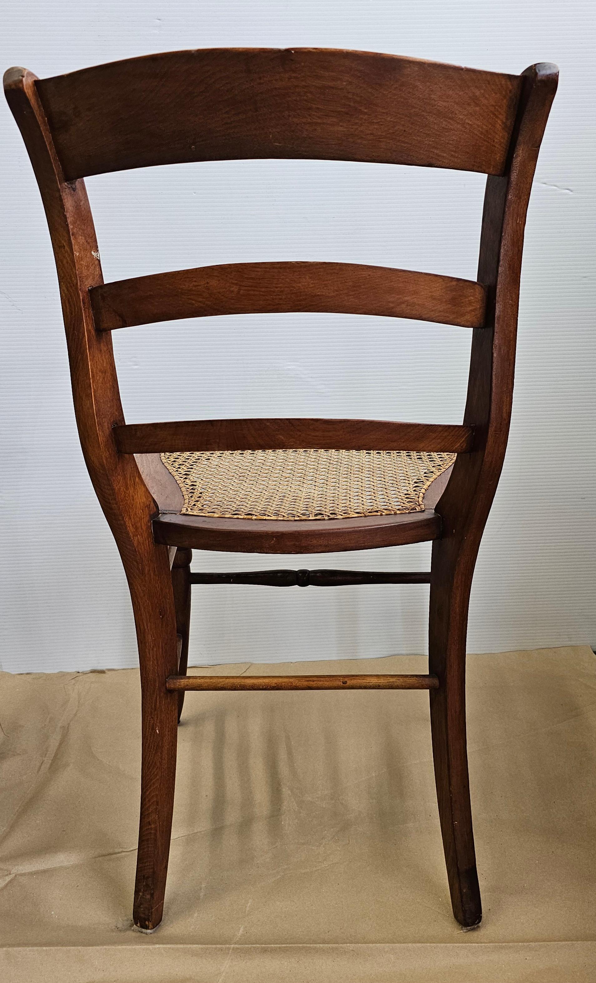 XIXe siècle Paire de chaises d'appoint victoriennes de la fin du 19e siècle à dossier en échelles, en noyer et à assise en rotin en vente