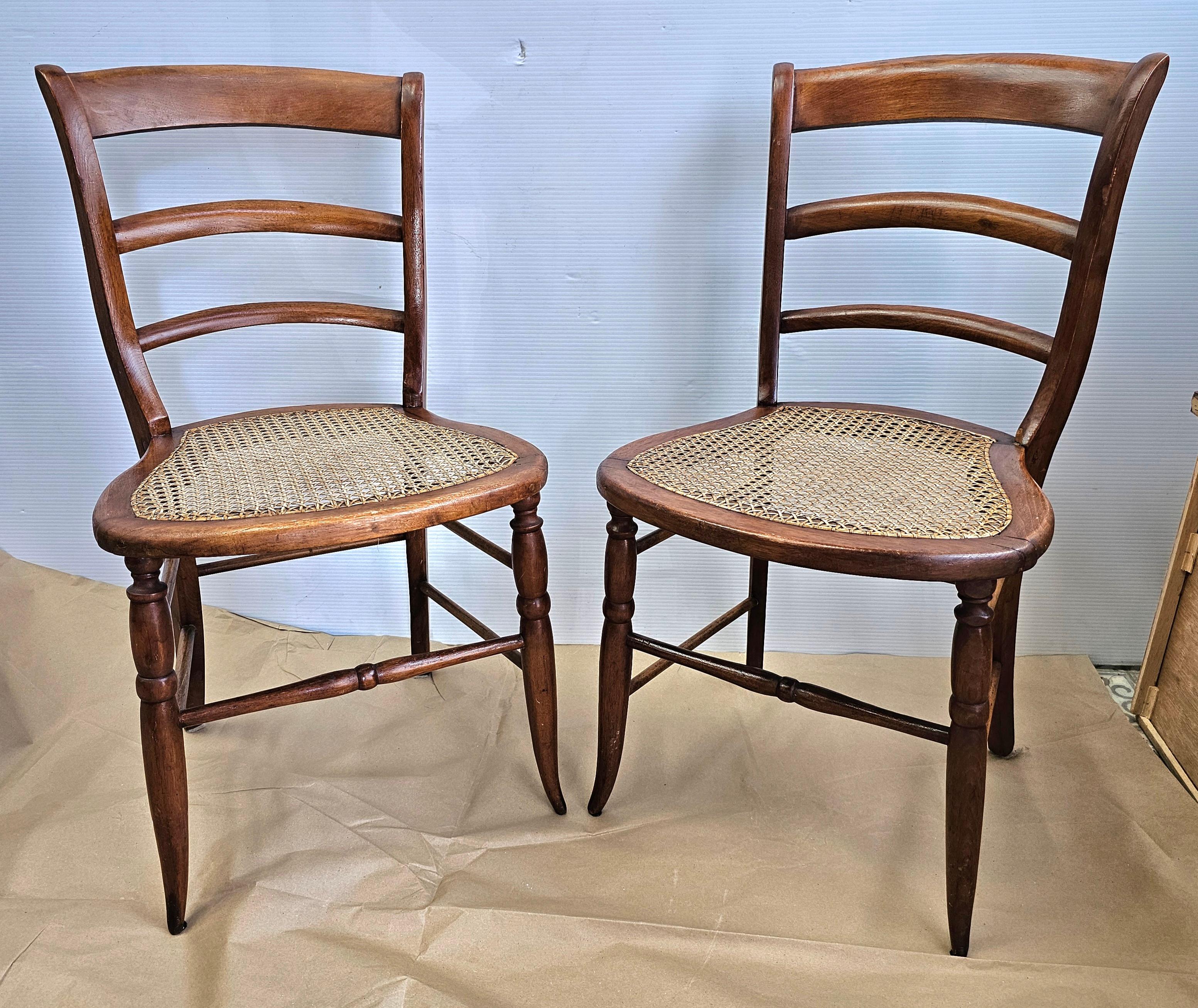 Canne Paire de chaises d'appoint victoriennes de la fin du 19e siècle à dossier en échelles, en noyer et à assise en rotin en vente