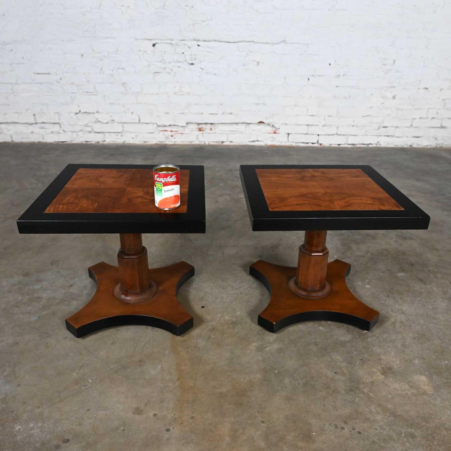 Paire de tables d'appoint à piédestal noir et naturel de style Campagne de la fin du 20e siècle en vente 6