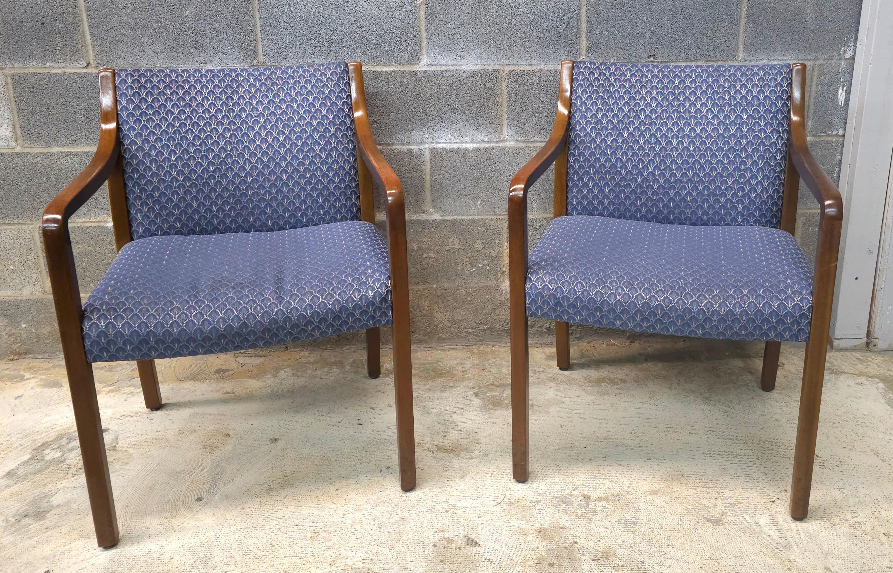 Coppia di poltrone moderniste di fine XX secolo in Oak e imbottite, indovinate. Misura 23