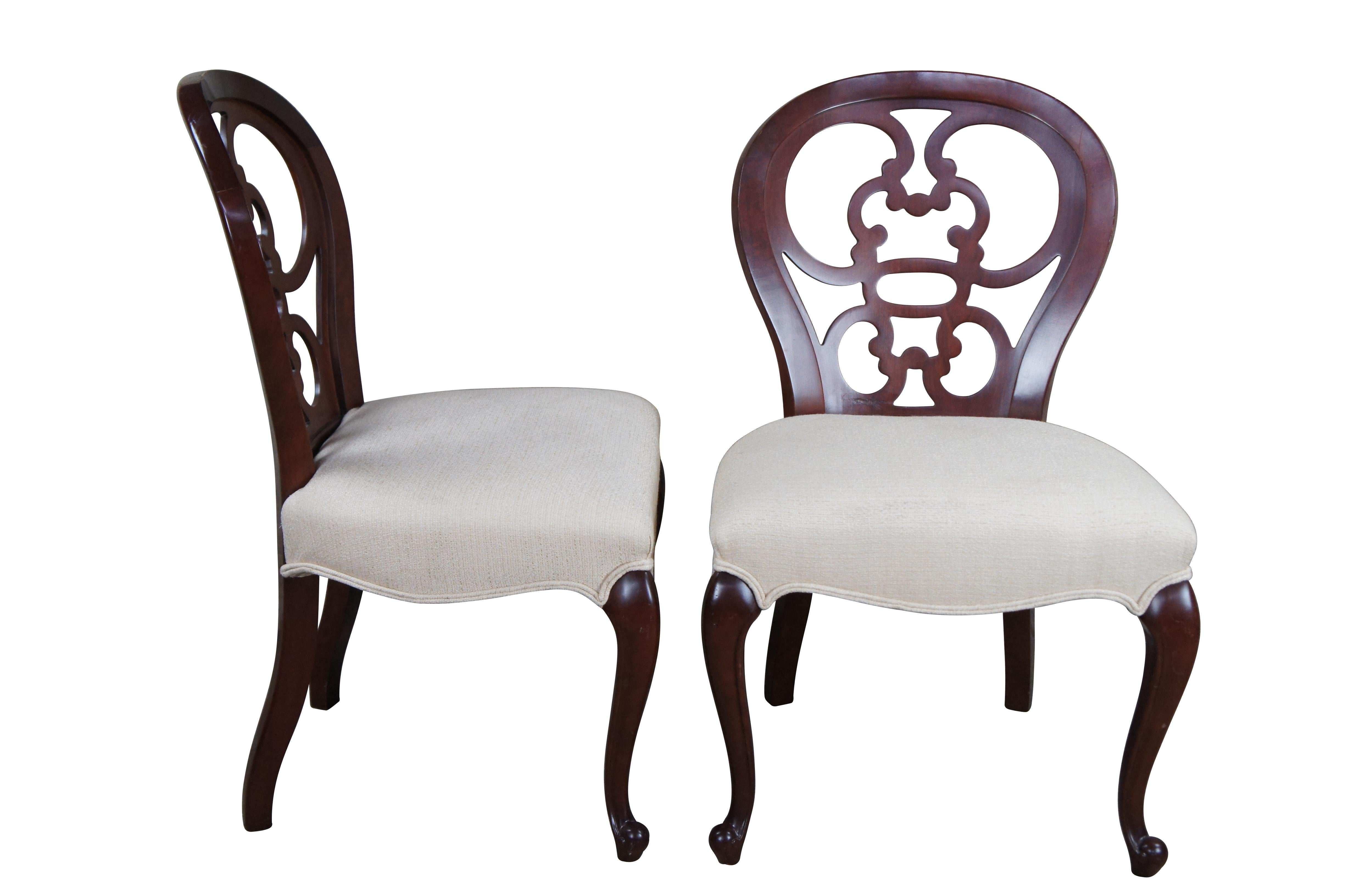 Dorothy Draper a conçu l'original de cette chaise en 1945 pour le Café et les chambres de l'hôtel Greenbrier en Virginie occidentale. Les lignes tourbillonnantes du dosseret, les pieds cabriole d'inspiration française et les lignes courbes des