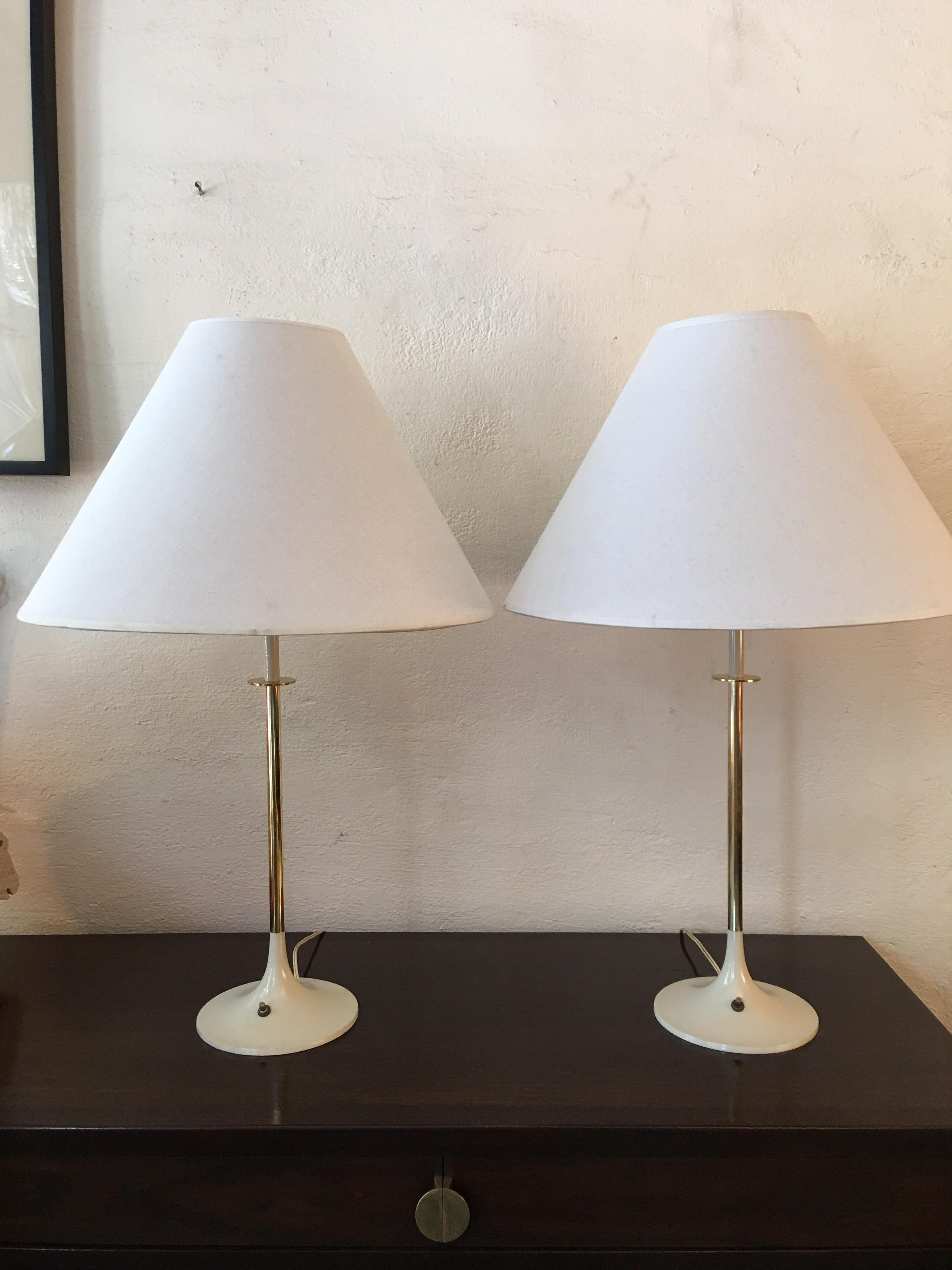 Laurel tulip base table lamps. Simple streamline tulip design with switches on bases. Cream painted with brass accents. Hard to find design from Laurel. Sockets retains partial Laurel label.